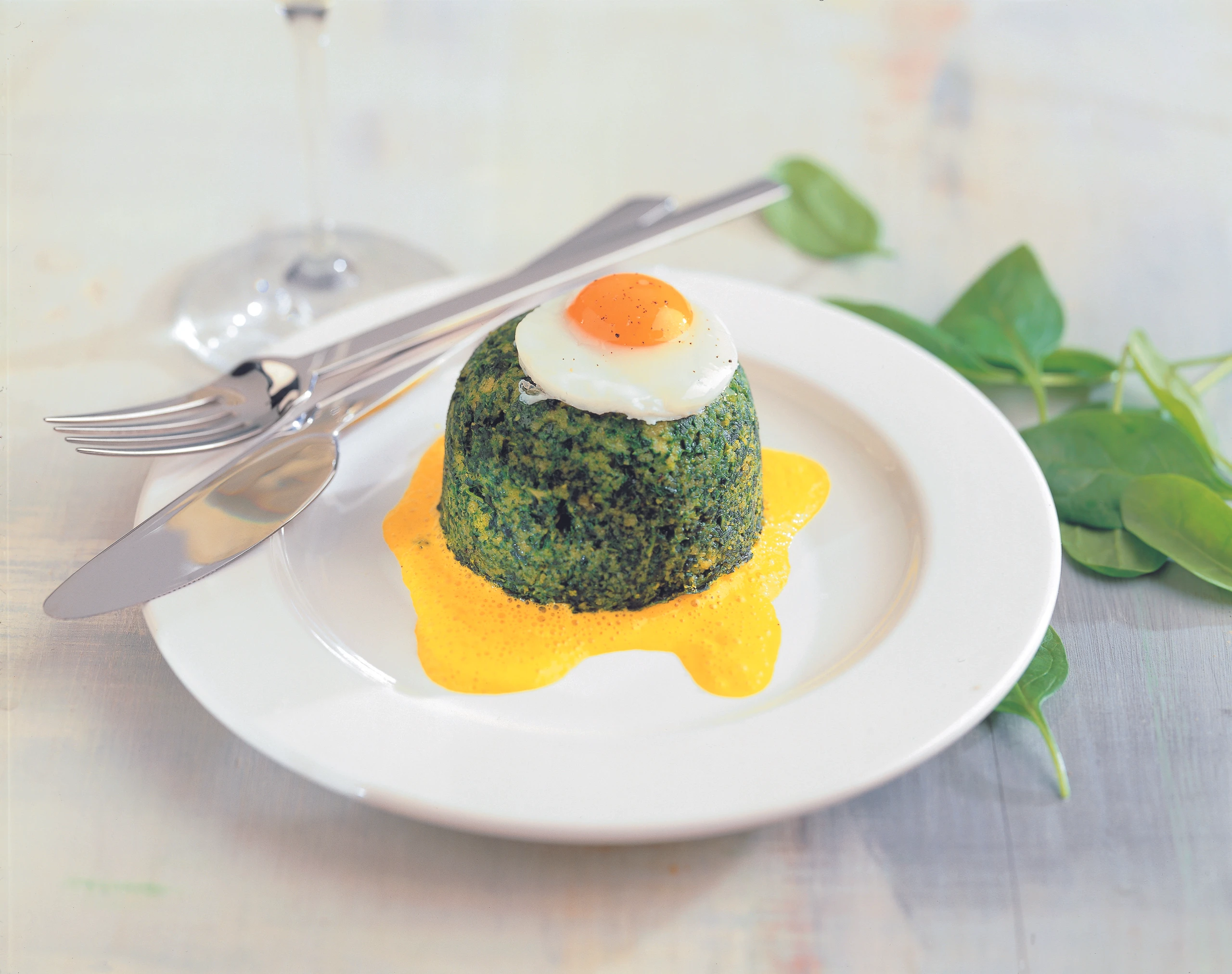 Spinatflan mit Wachtel-Spiegelei