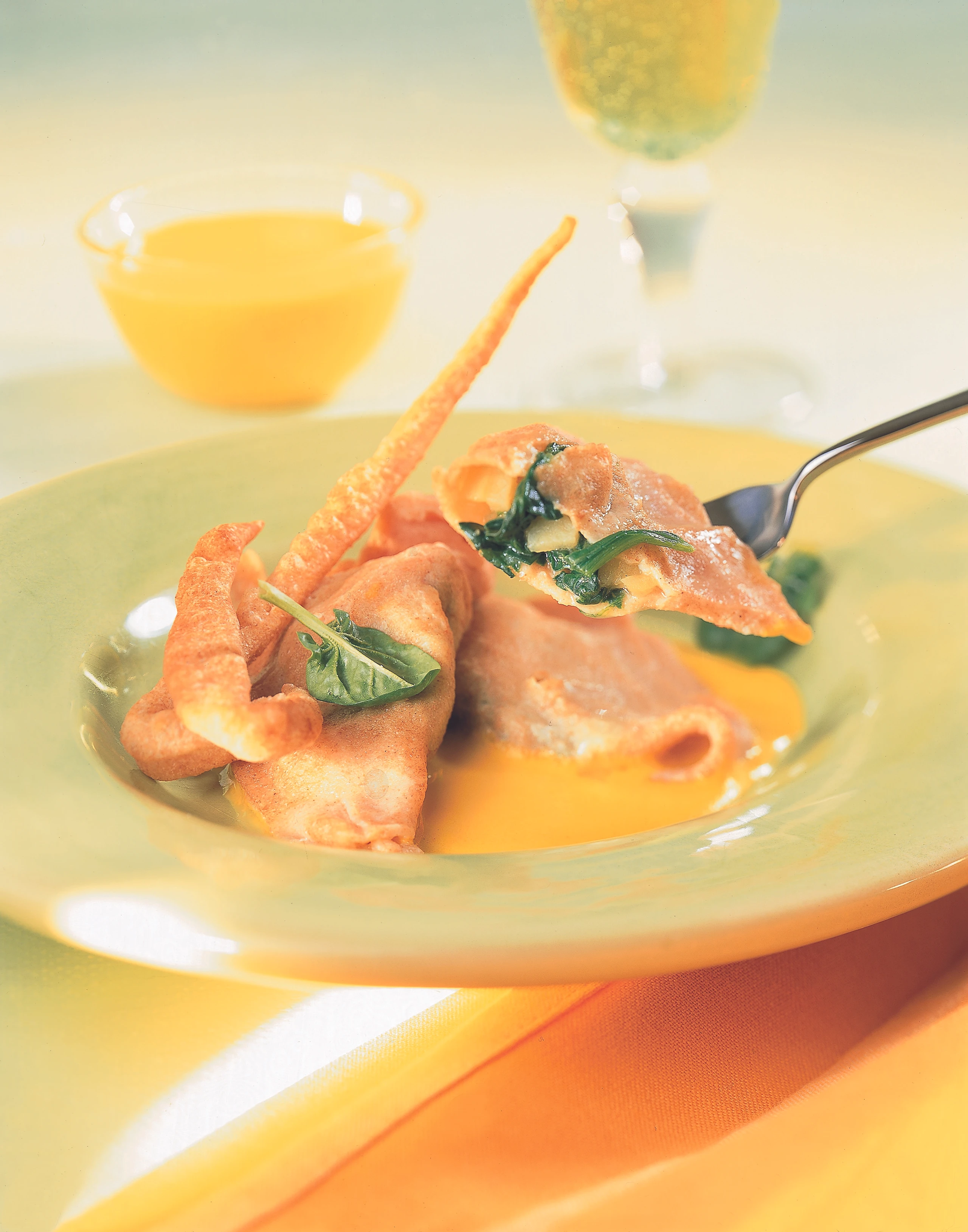 Brennnessel-Spinat-Ravioli auf Schlüsselblumen-Sauce