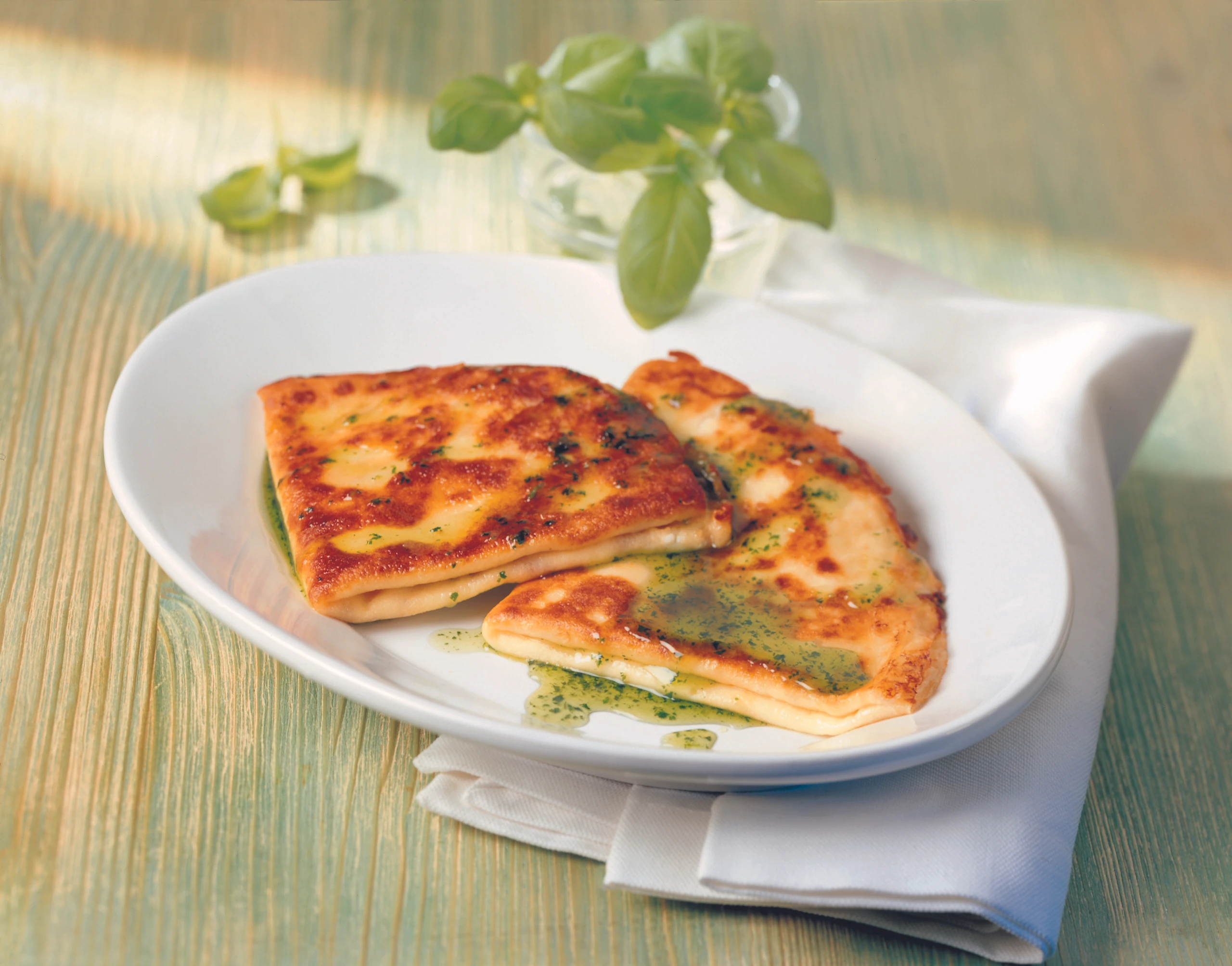 Ziegentopfen-Crespelle auf Basilikumsirup