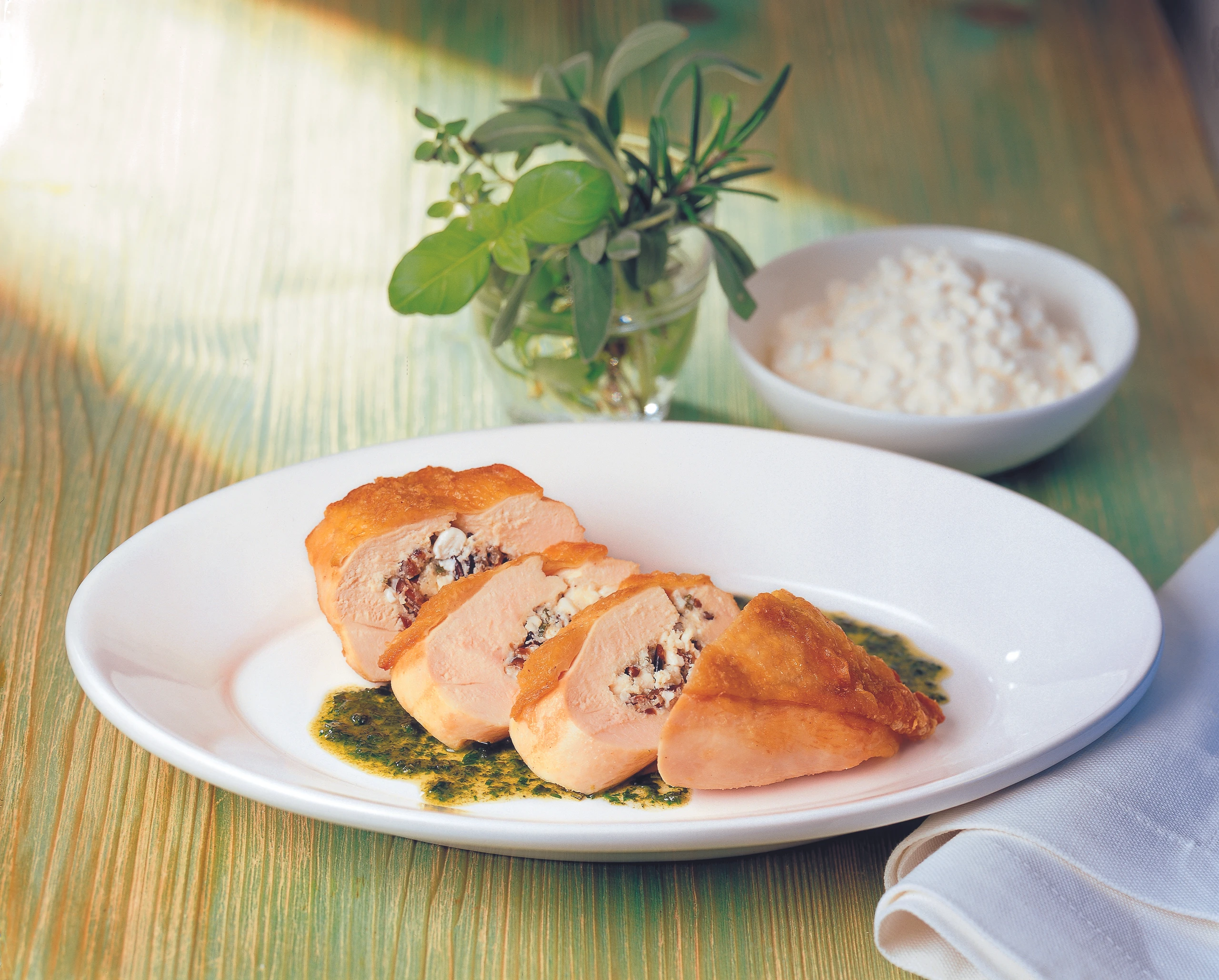 Hühnerbrust mit Wildreis-Frischkäsefülle und Kräuterpesto