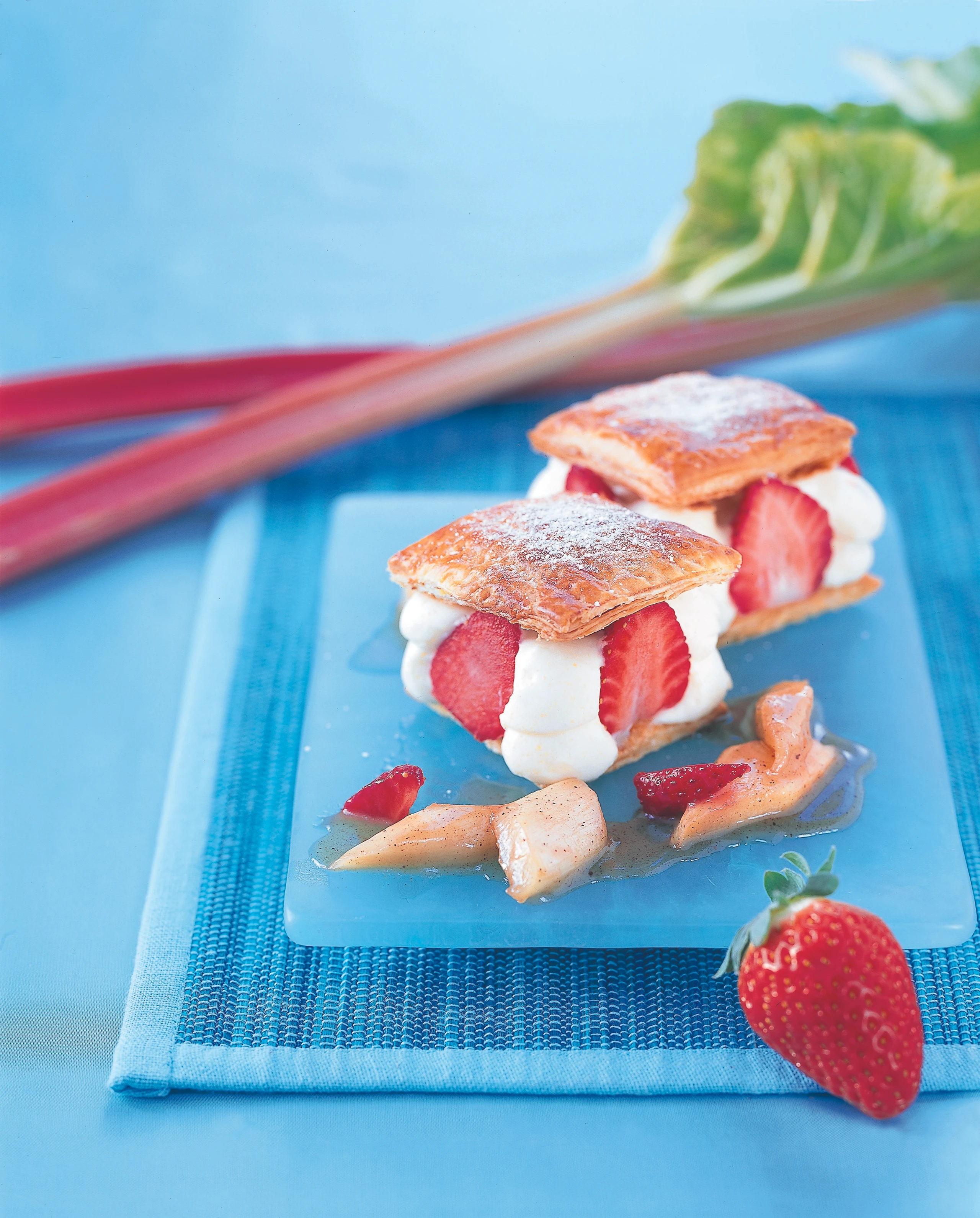 Erdbeer-Vanille-Türmchen mit Rhabarberragout