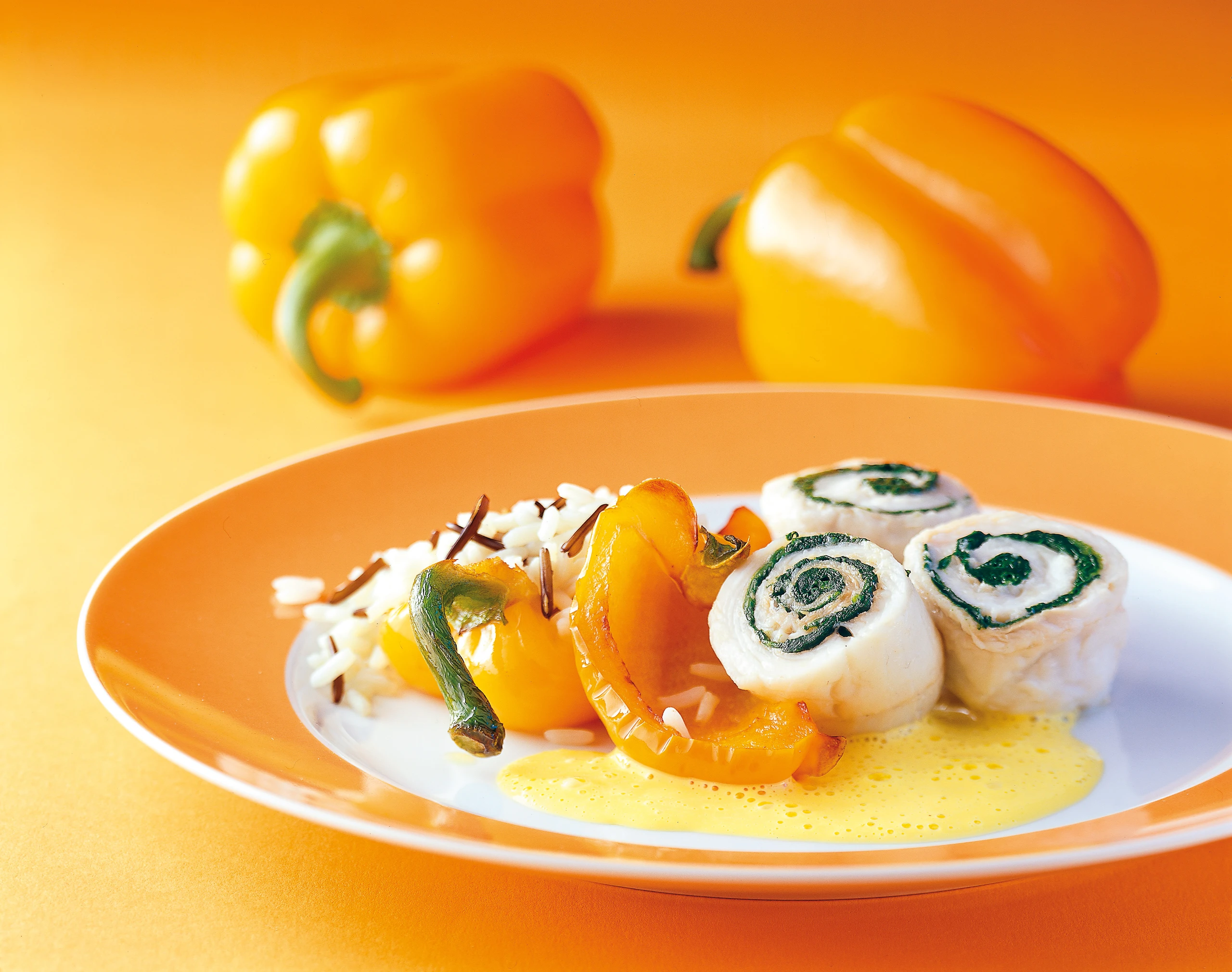 Schollen-Spinatröllchen mit Paprikagemüse