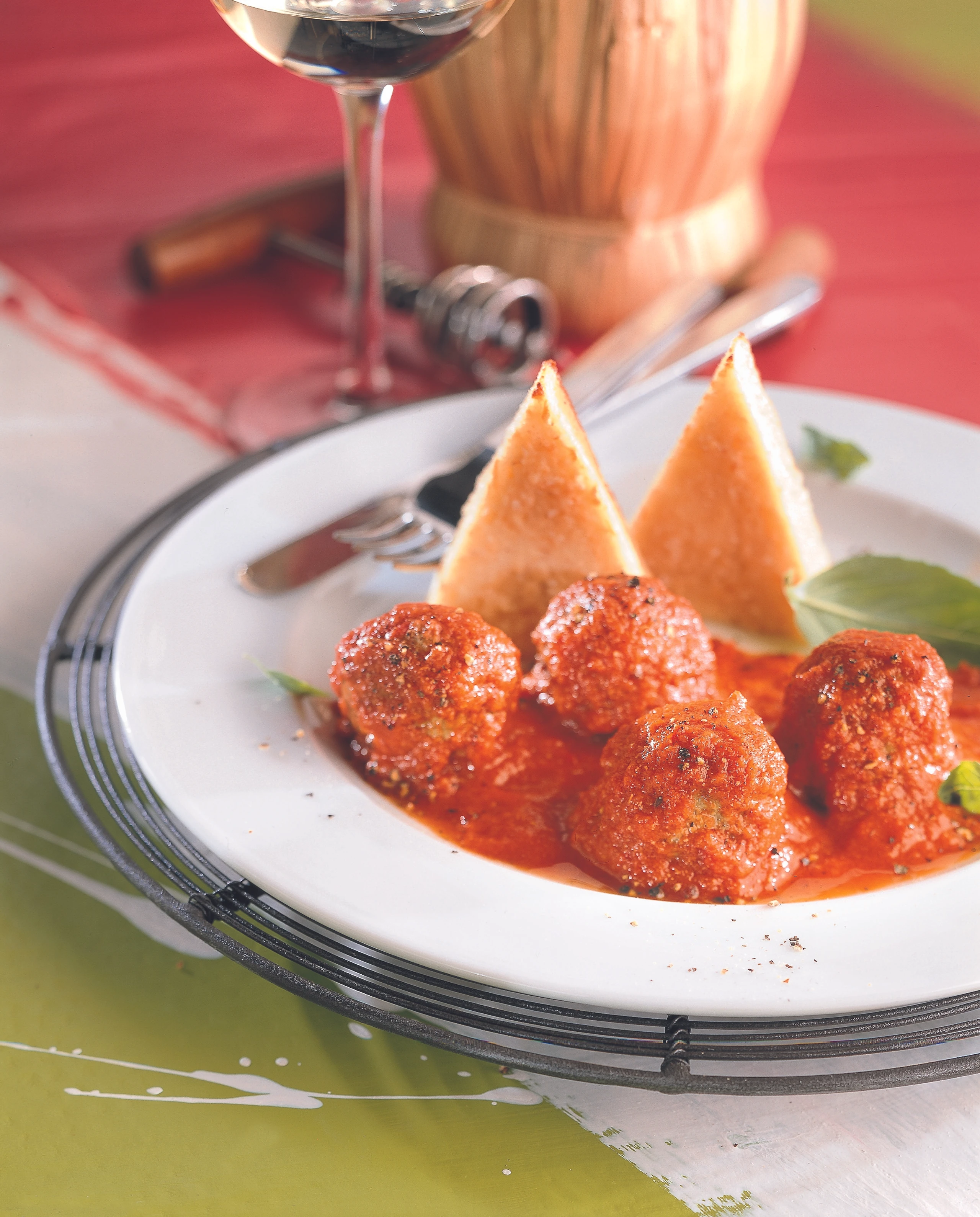 Polpette mit Basilikum in Tomatensauce