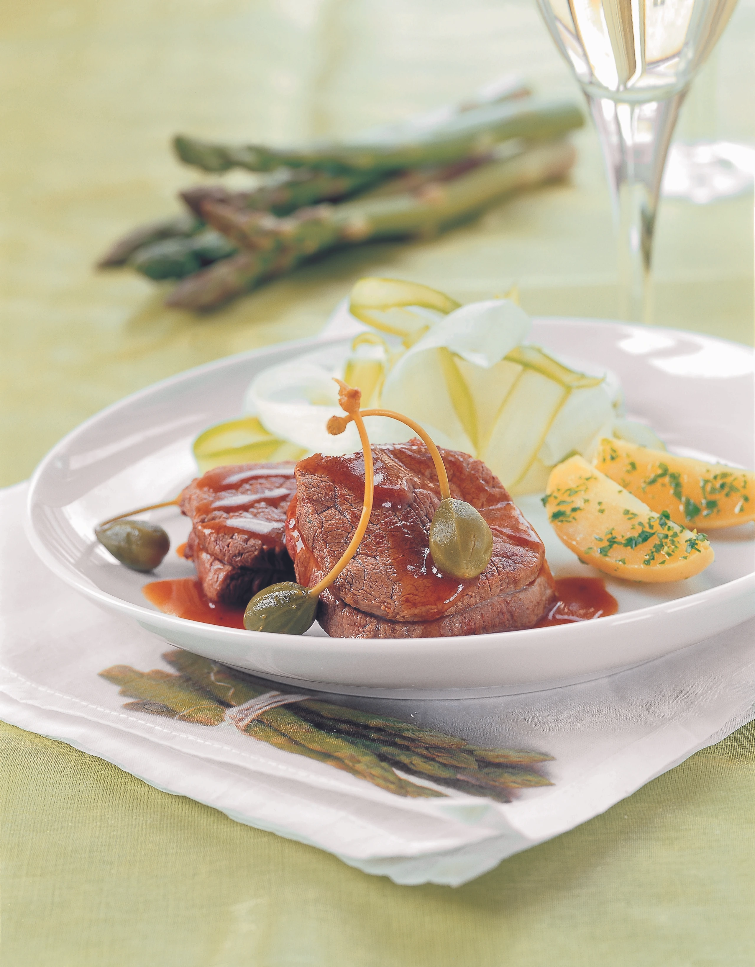 Rindsfilet mit Kapern und Spargelnudeln