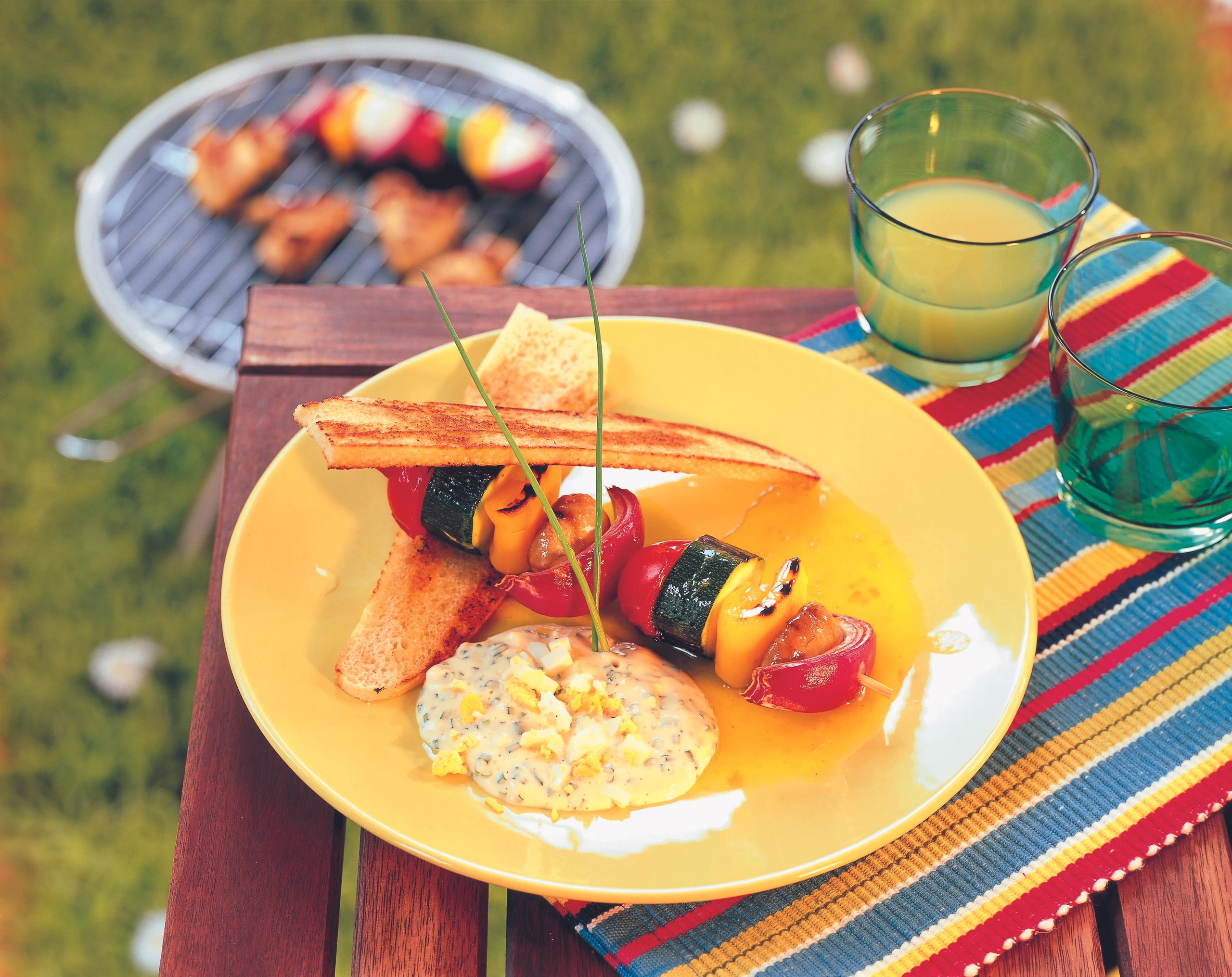 Gegrillte Gemüsespieße mit Ananasöl und Schnittlauchsauce