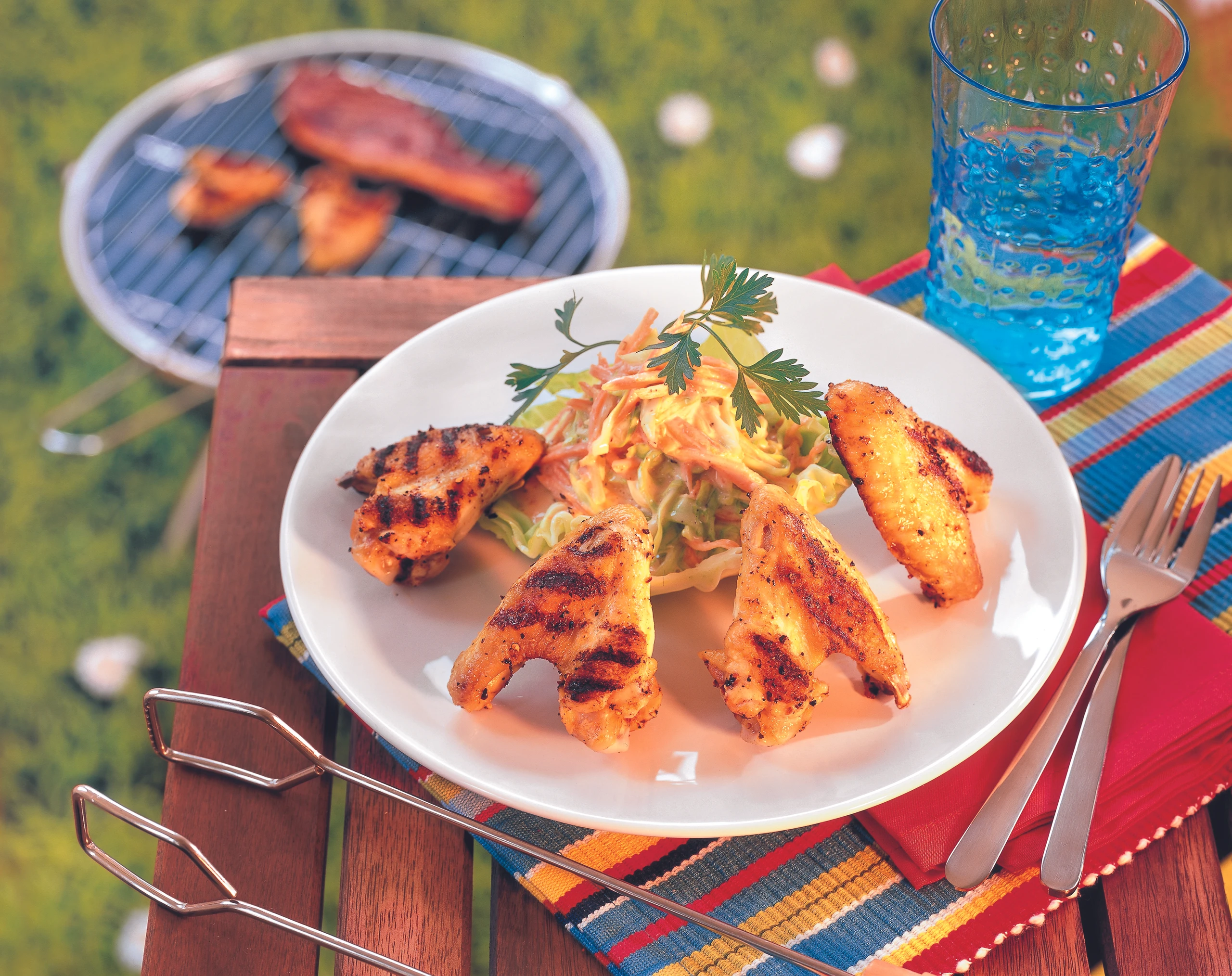 Gegrillte Chicken Wings mit Coleslaw