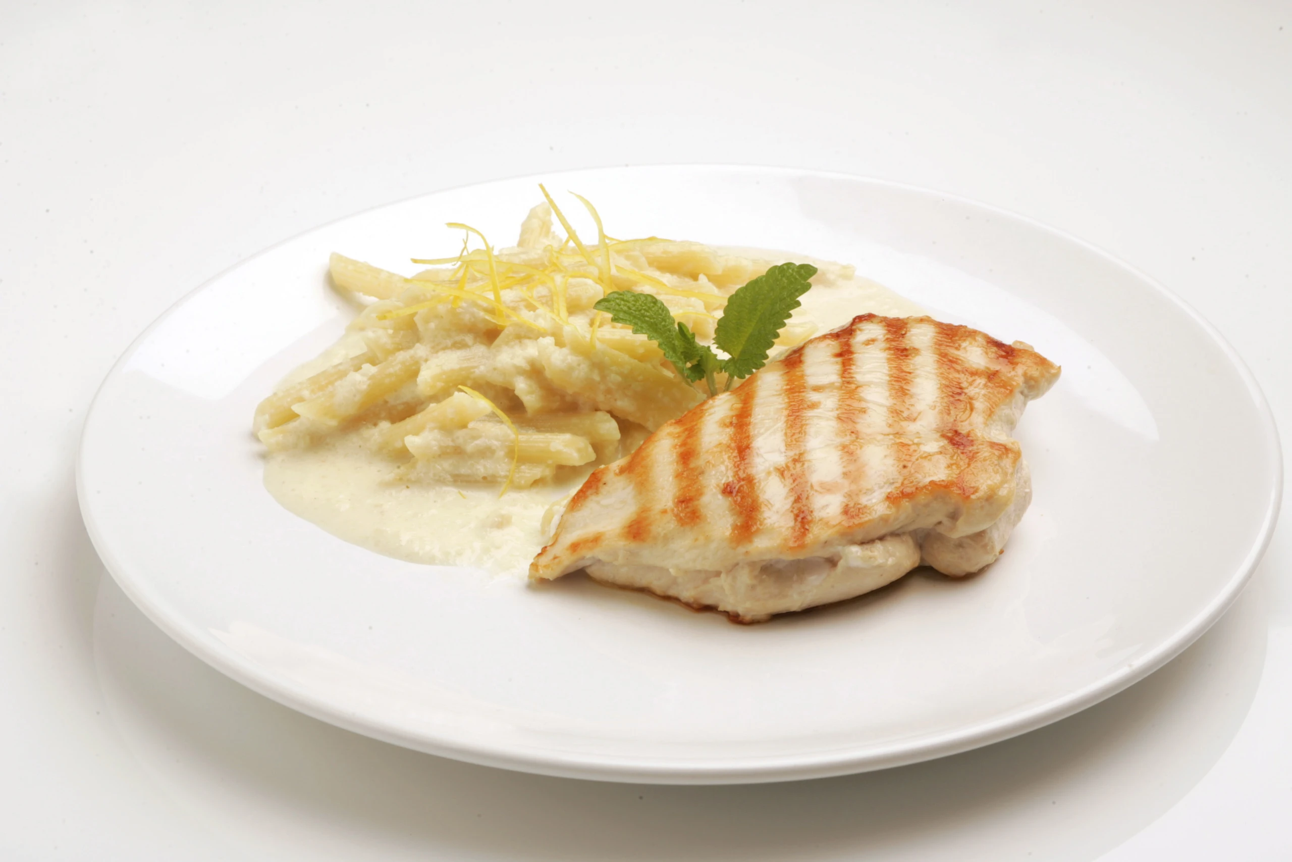 Gefüllte Hühnerschnitzerl zu Penne mit Mandelsauce