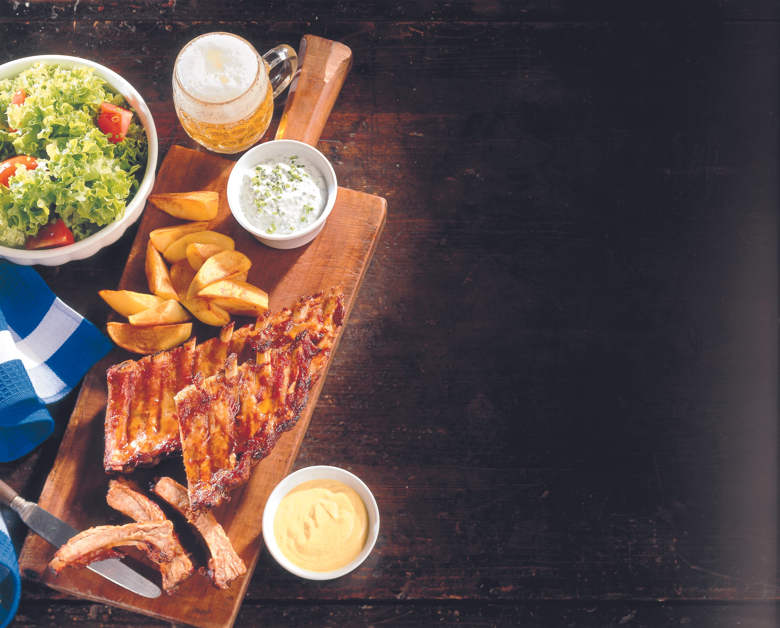 Spareribs mit Braterdäpfeln und zweierlei Saucen