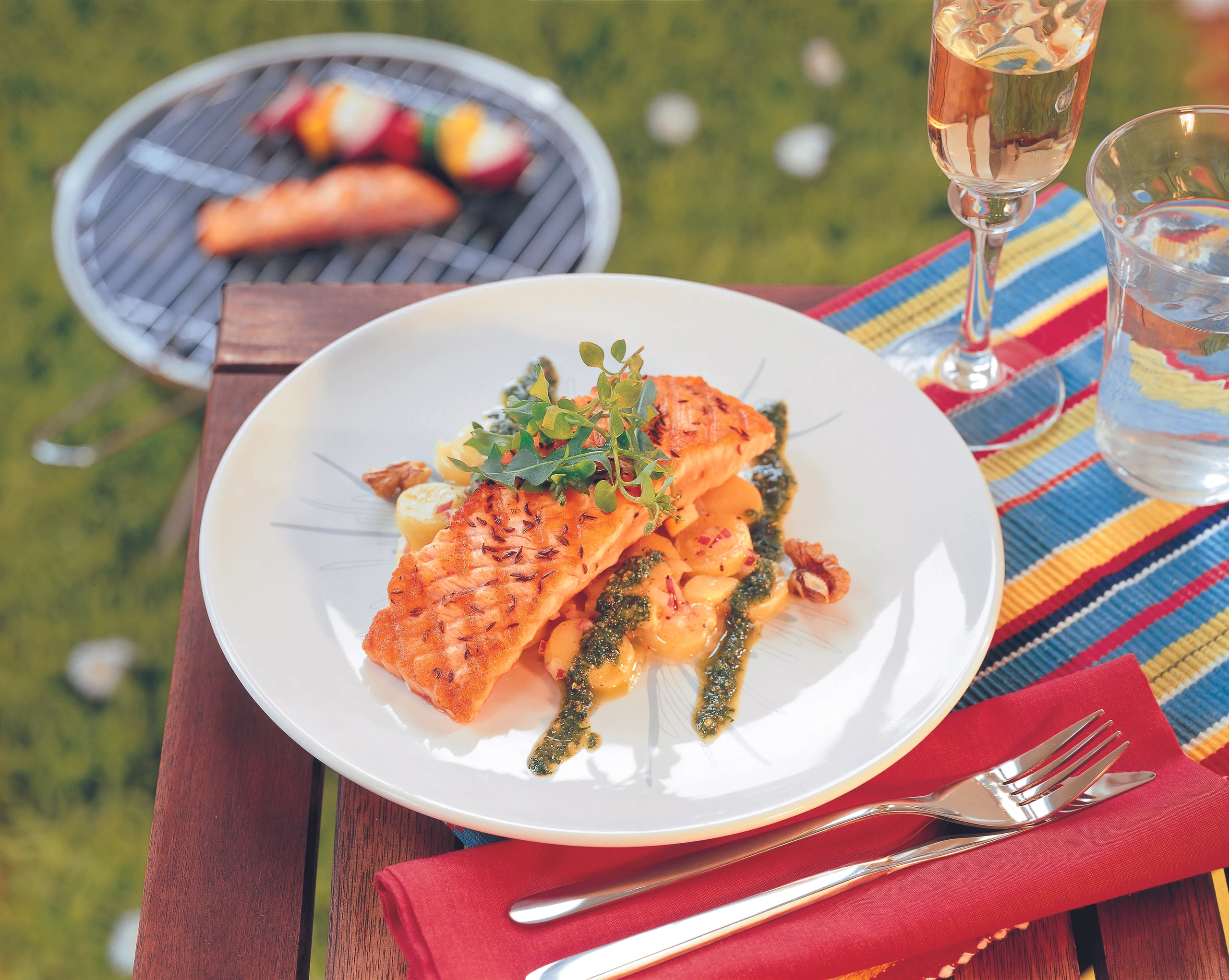 Gegrilltes Lachssteak auf Erdäpfelsalat mit Kräuterpesto