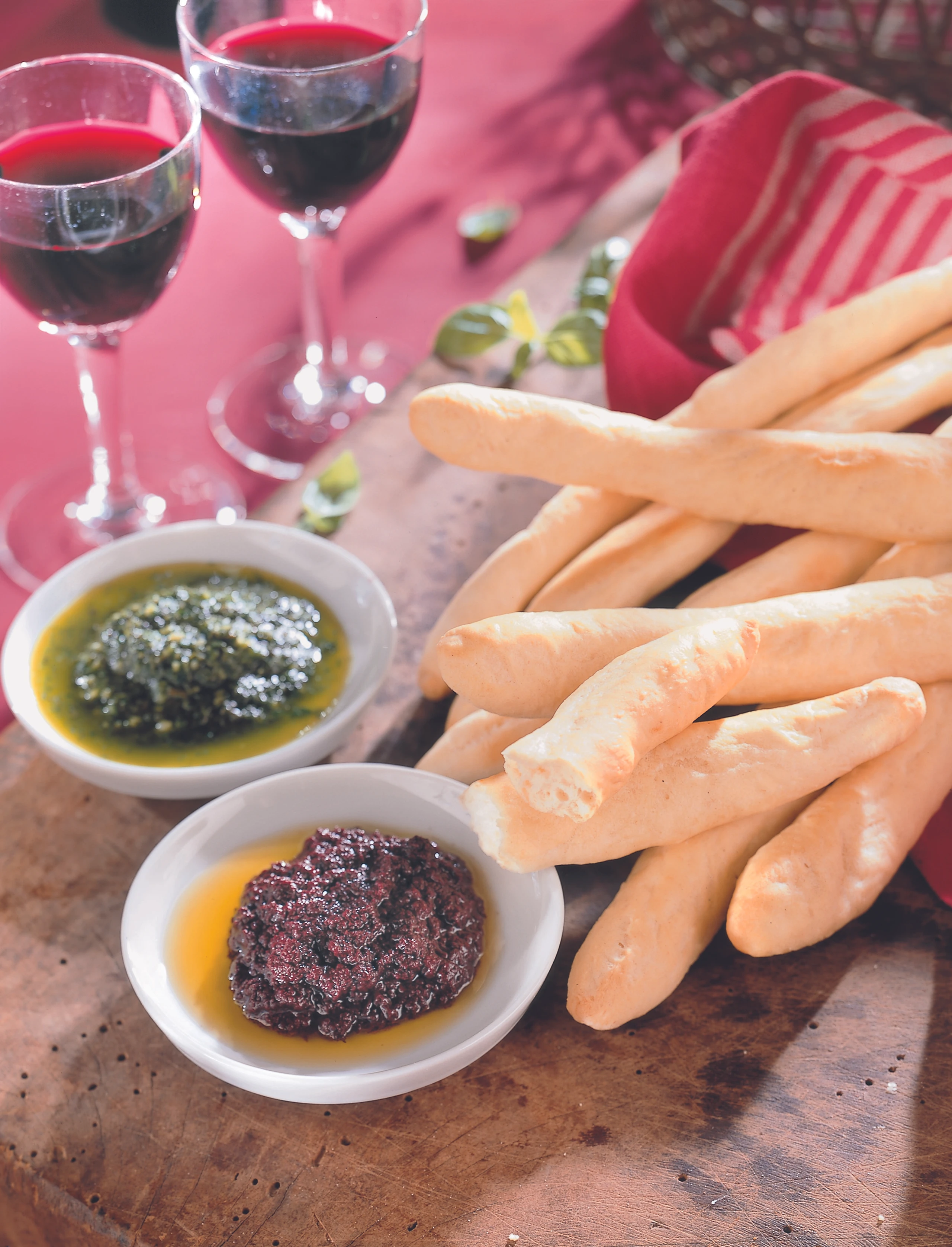 Pizzastangerl mit Olivenpesto und Basilikumpesto