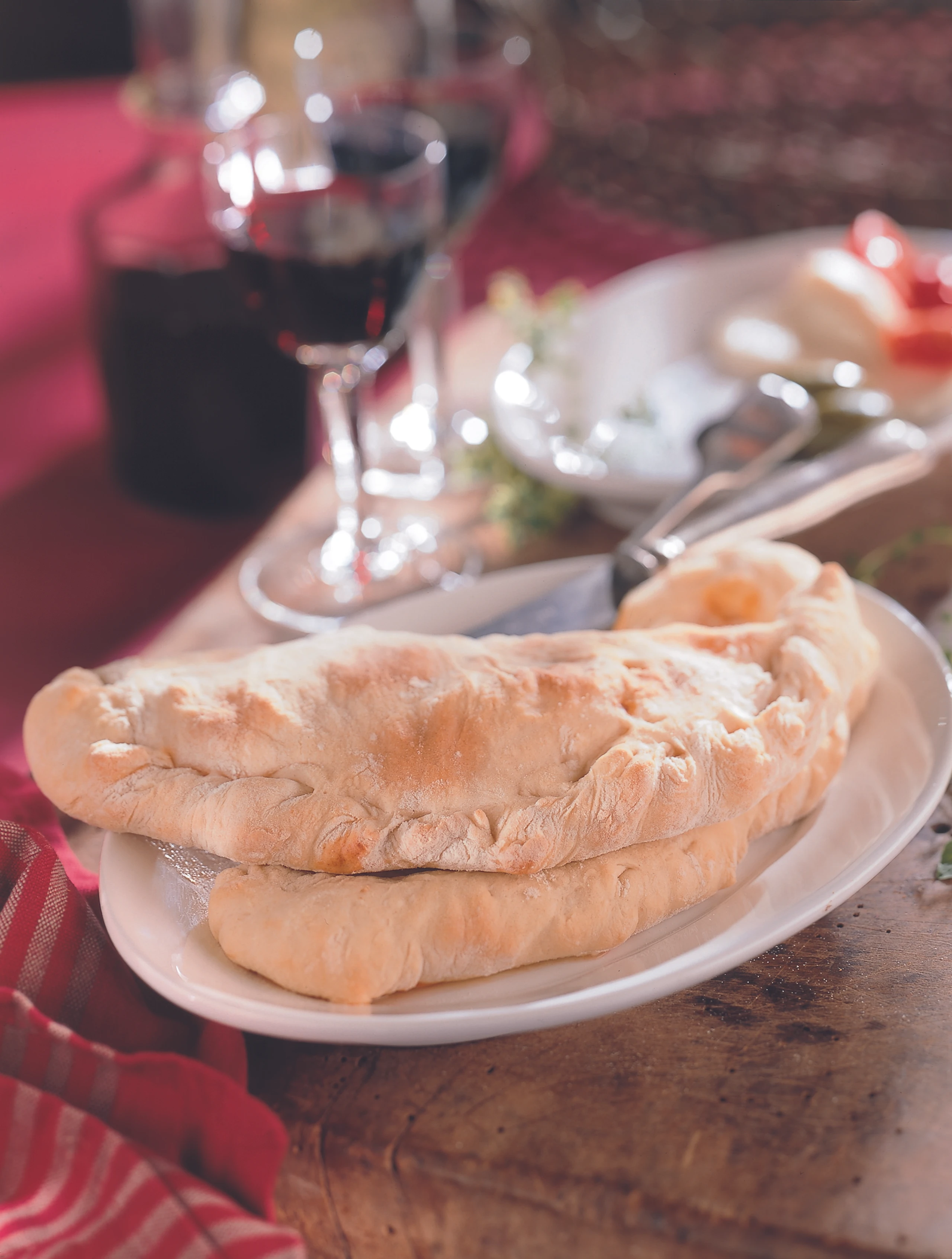 Lachs-Mozzarella-Calzone aus selbstgemachtem Pizzateig