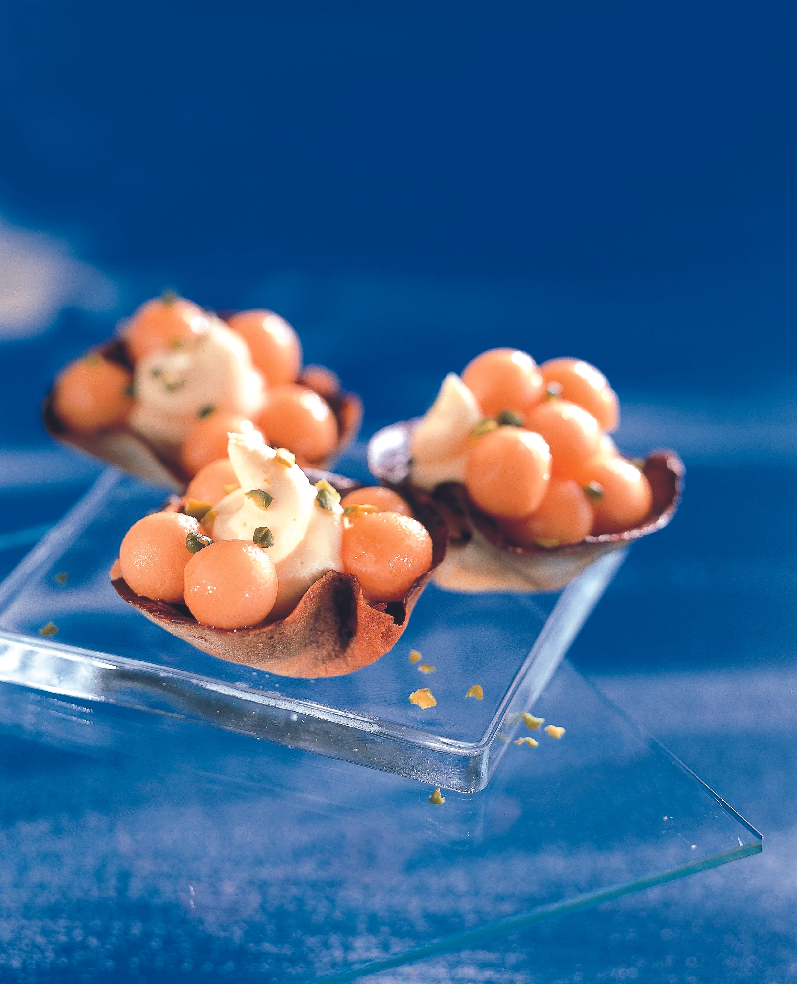 Hippen-Schüsserl mit Vanillecreme und Melonen