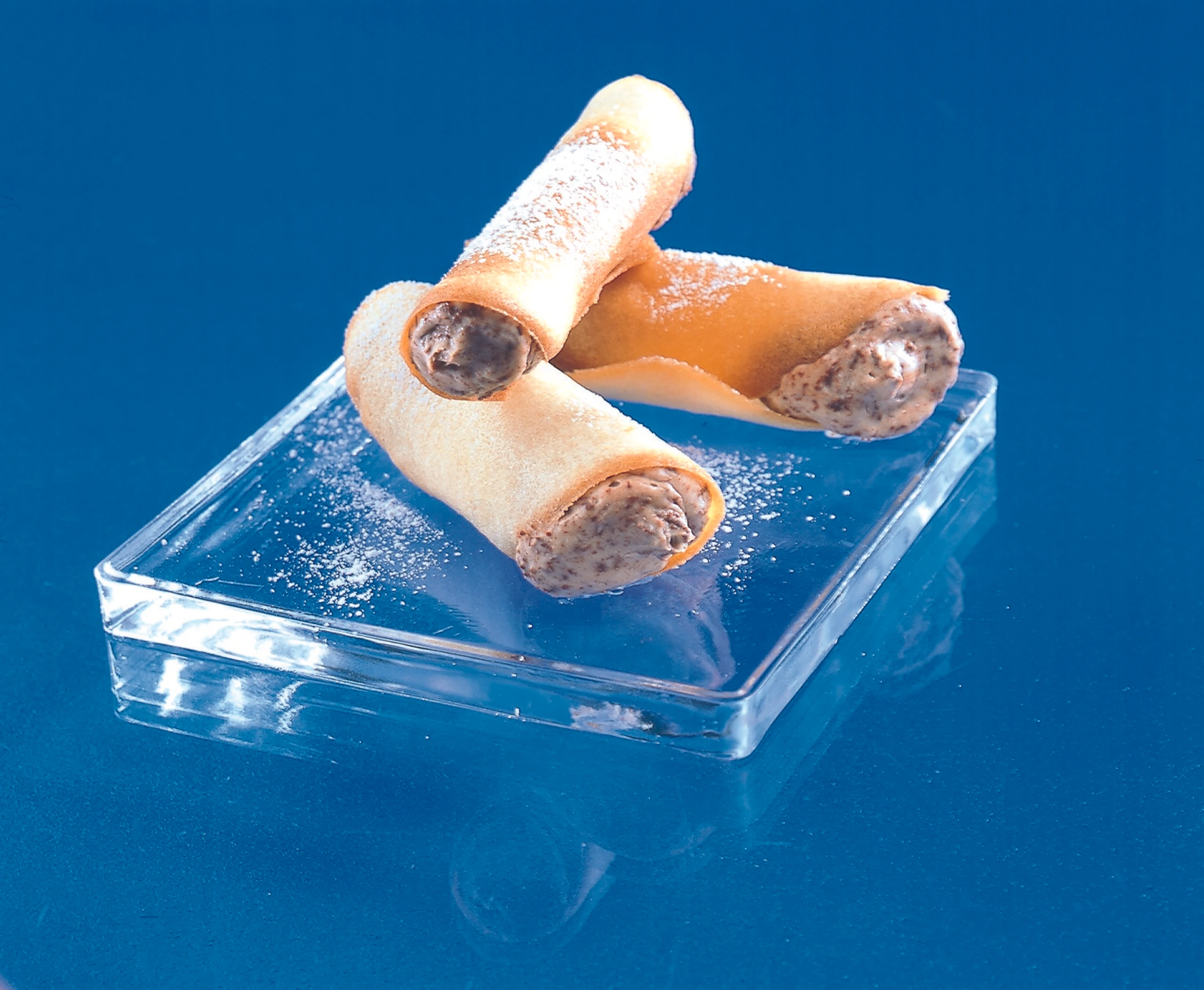 Cremig gefüllte Hippen-Röllchen