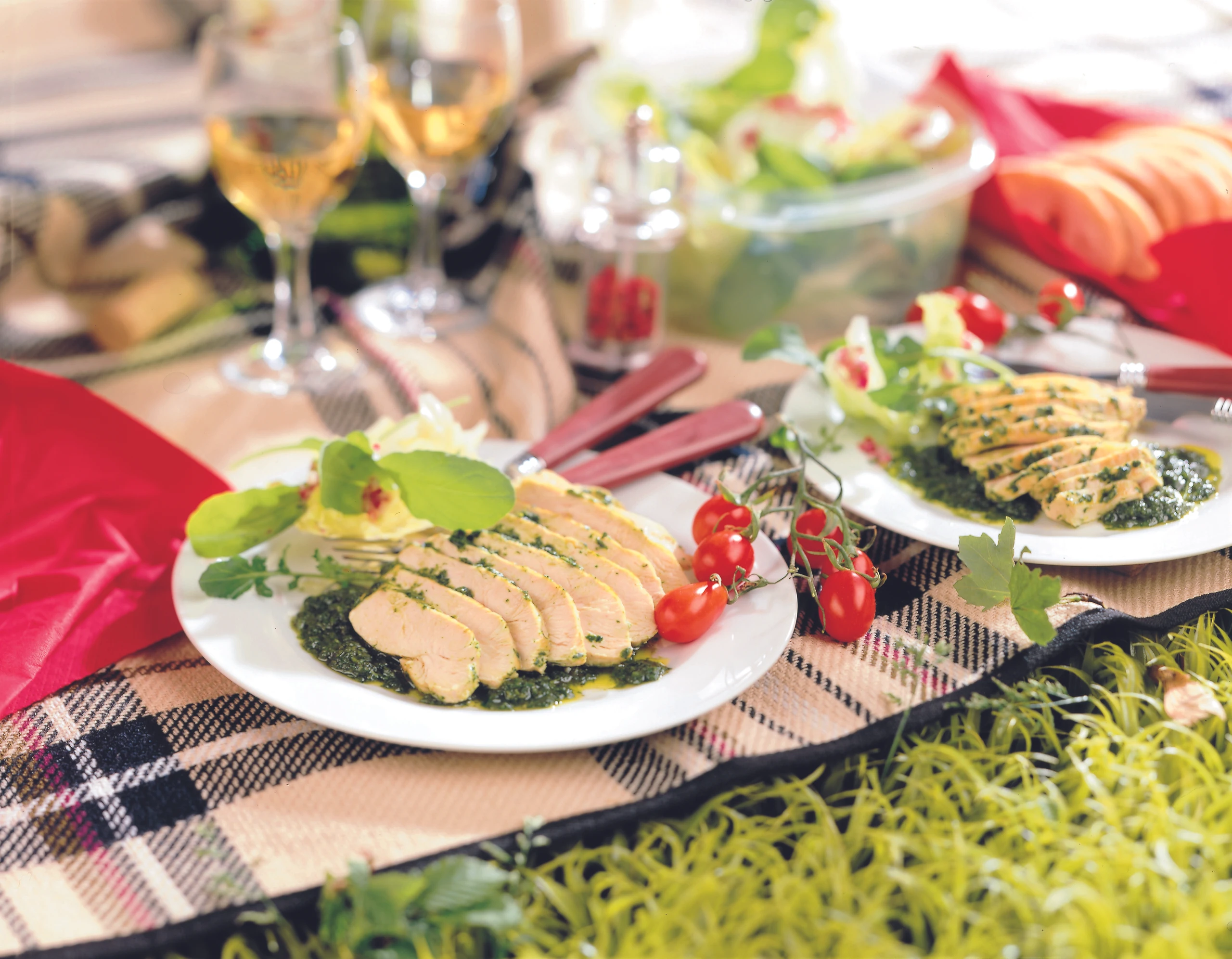 Hühnerfilets mit Salsa verde und Eisberg-Rucolasalat