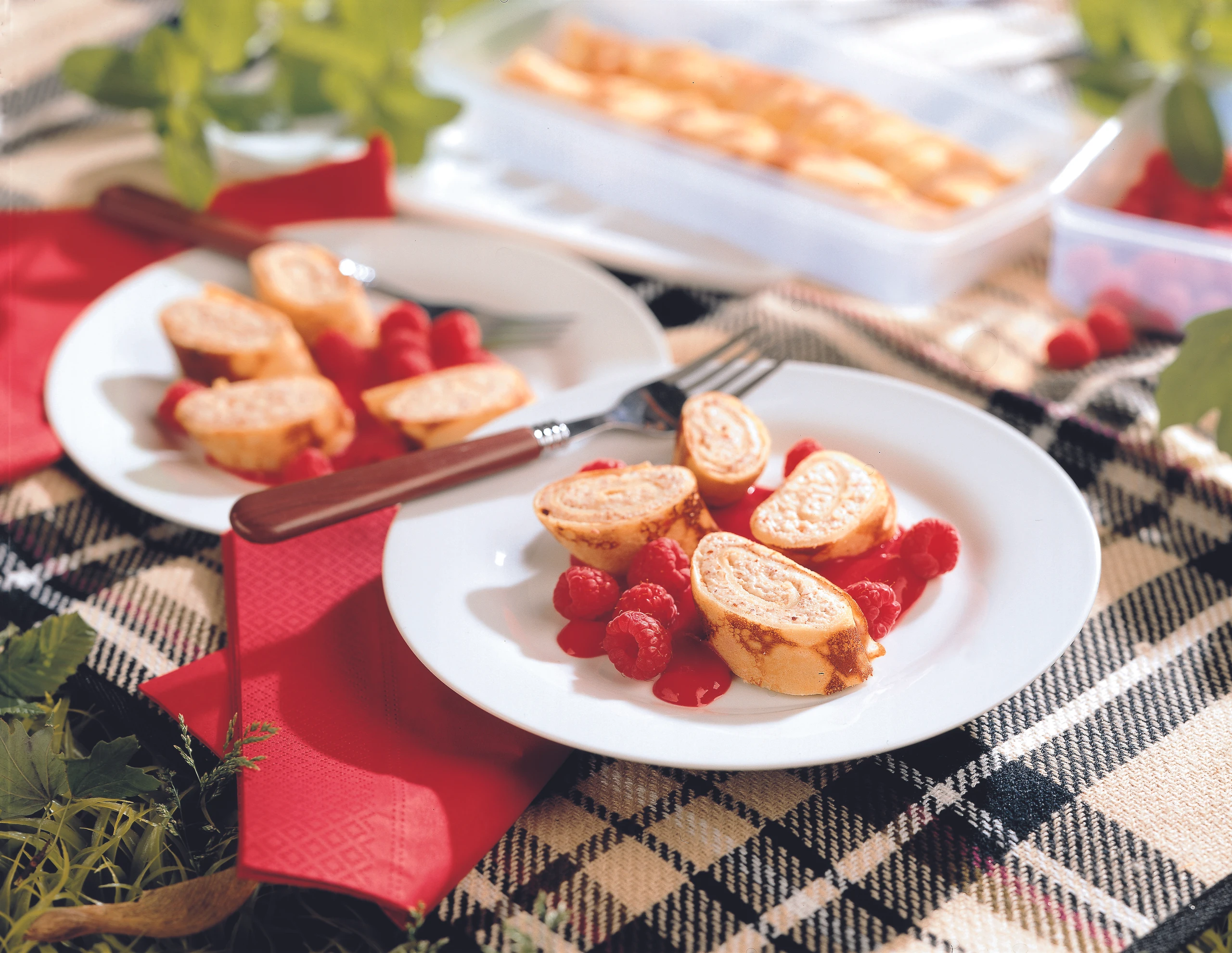 Topfen-Palatschinken-Roulade mit Himbeersauce