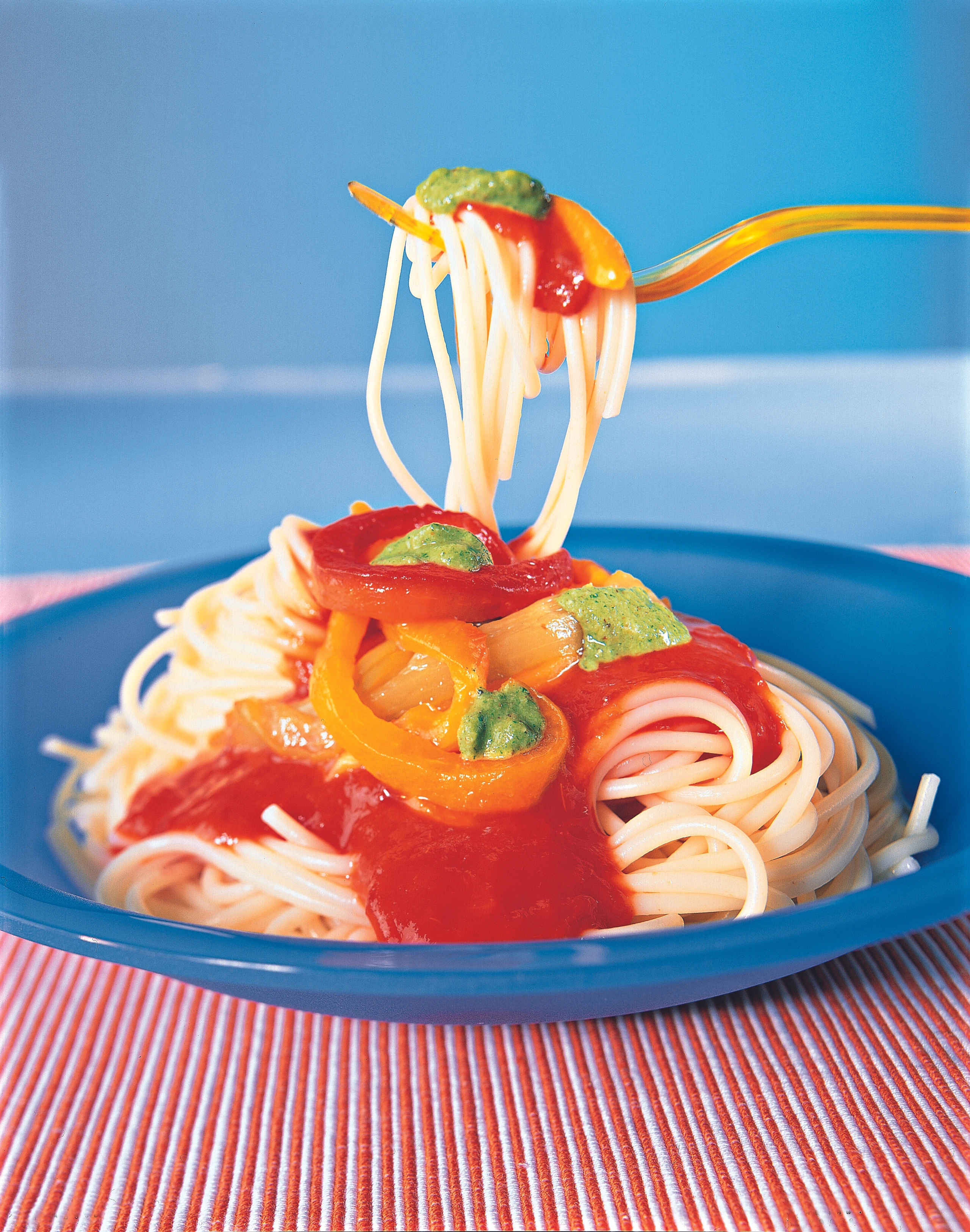 Spaghetti mit Paprikasauce und Kräuter-Haselnuss-Pesto