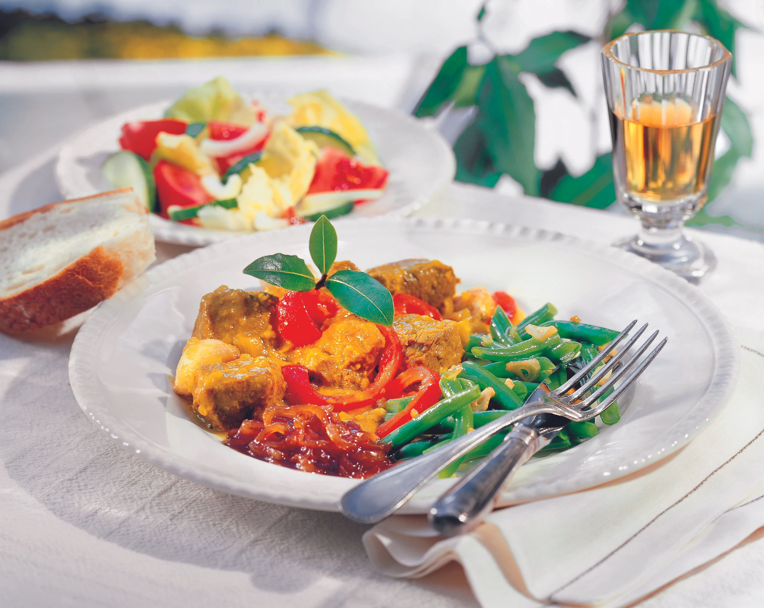 Carne en salsa: Sherry-Knoblauch-Kalbfleisch mit geschmorten Fisolen