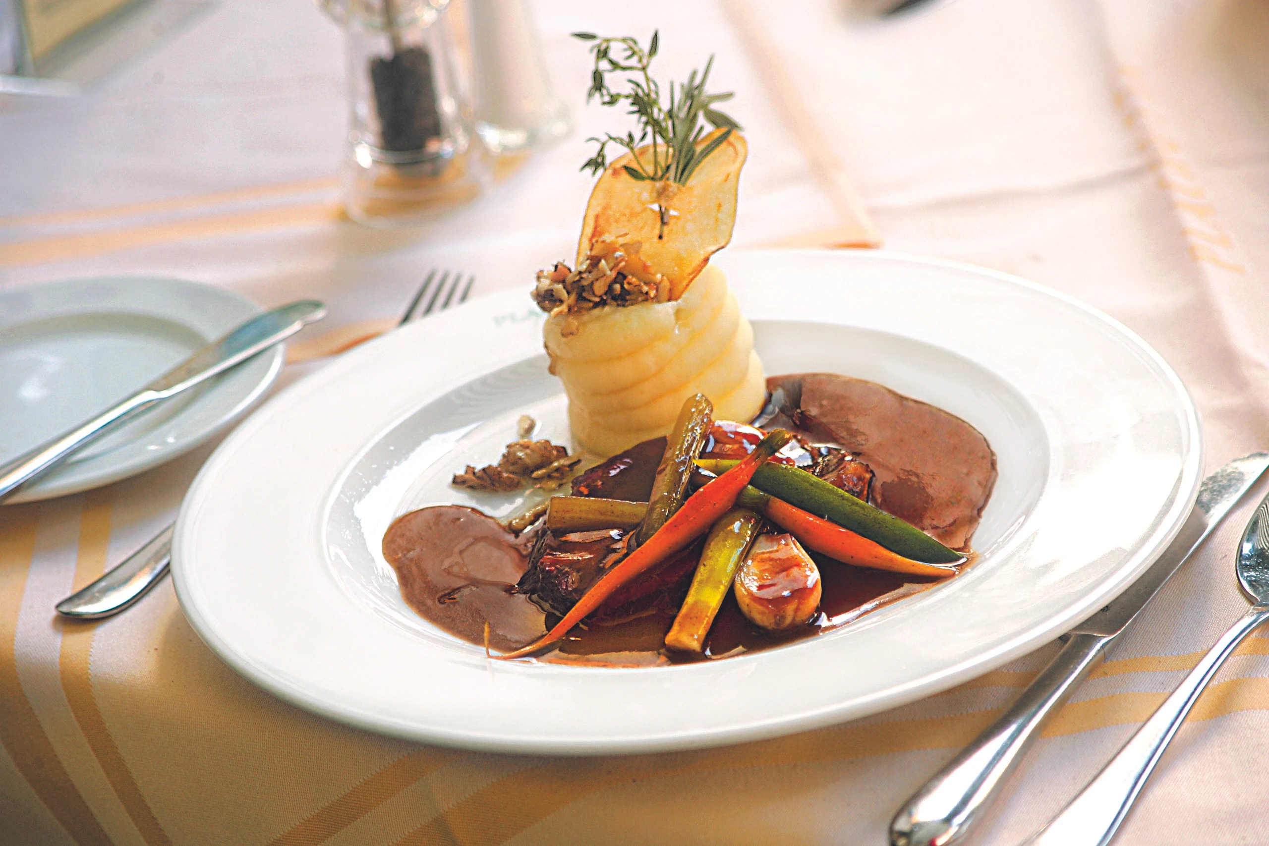 Gedünstetes Schulterscherzel mit Walnuss-Kartoffelpüree