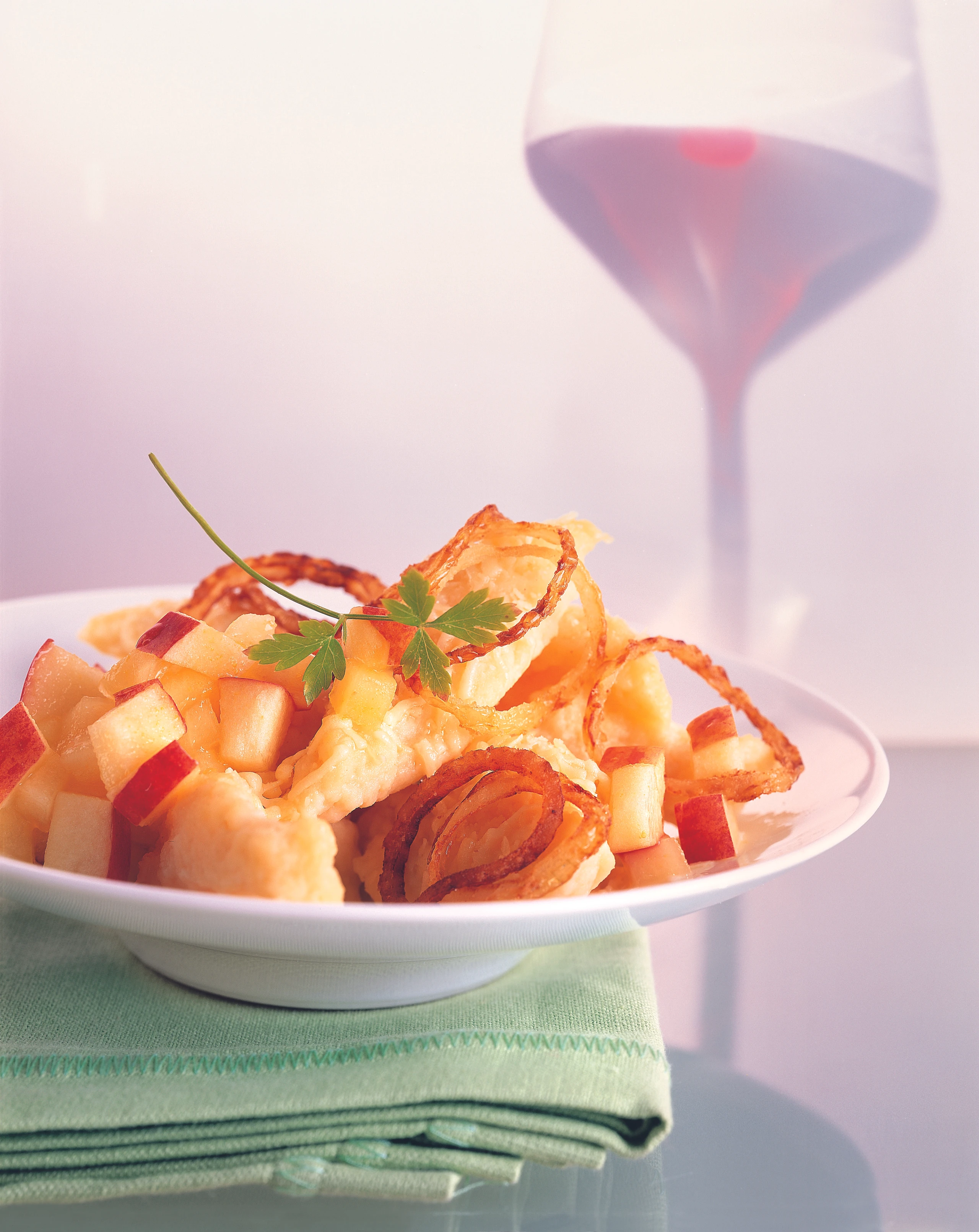 Würzige Käsenockerl mit Apfelkompott