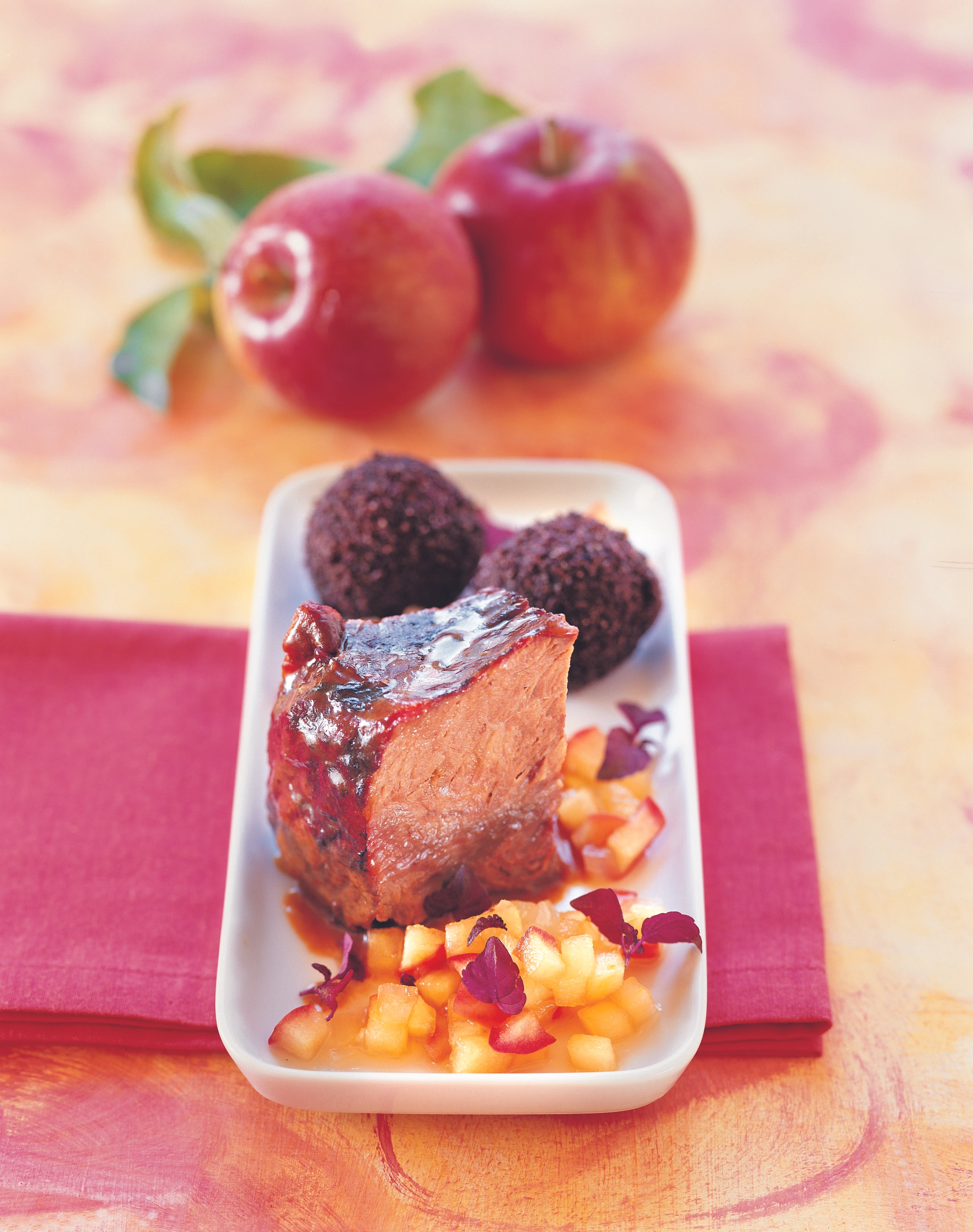 Geschmortes Schulterscherzel mit Apfelkonfit und Mohn-Grießknöderln