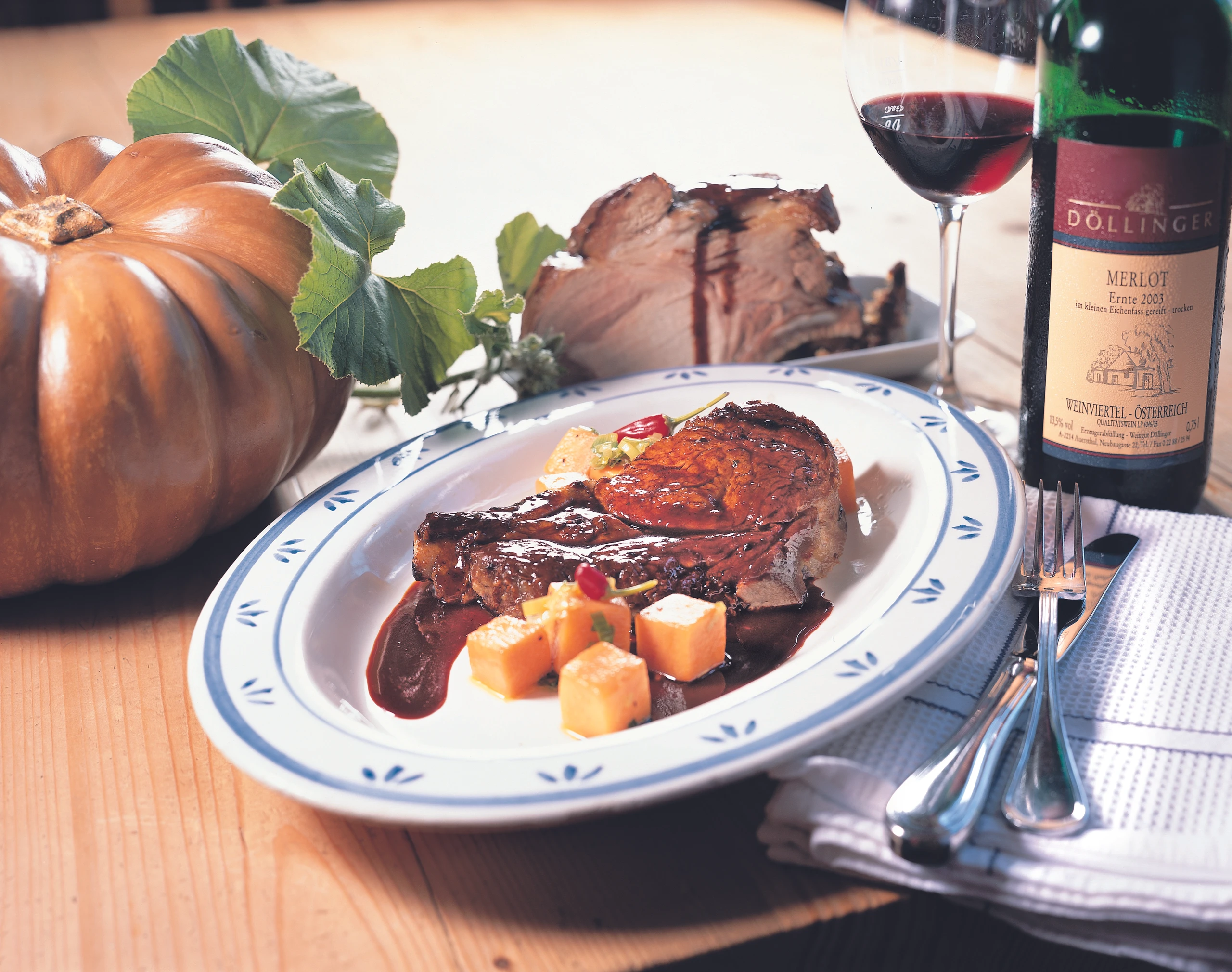 Schweinsschopf mit Rotwein-Chili-Sauce und Kürbisgemüse