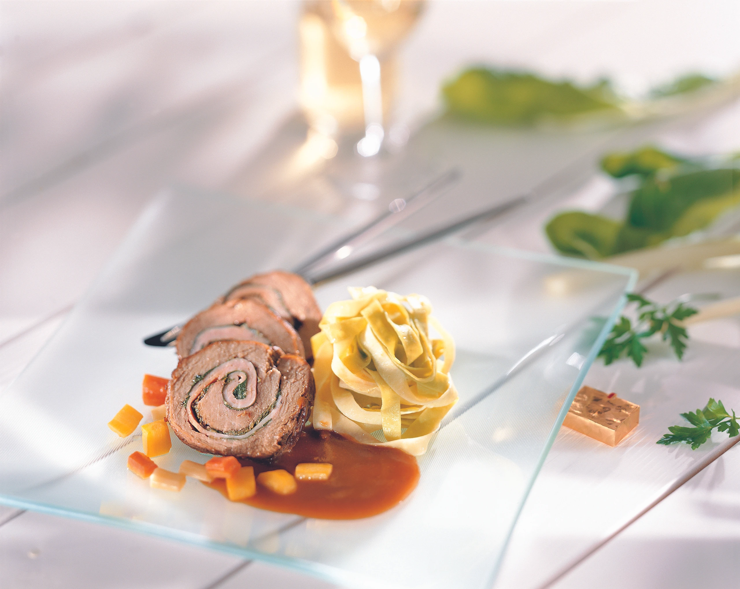 Rindsbraten mit Schinken-Mangoldfülle und Tagliatelle