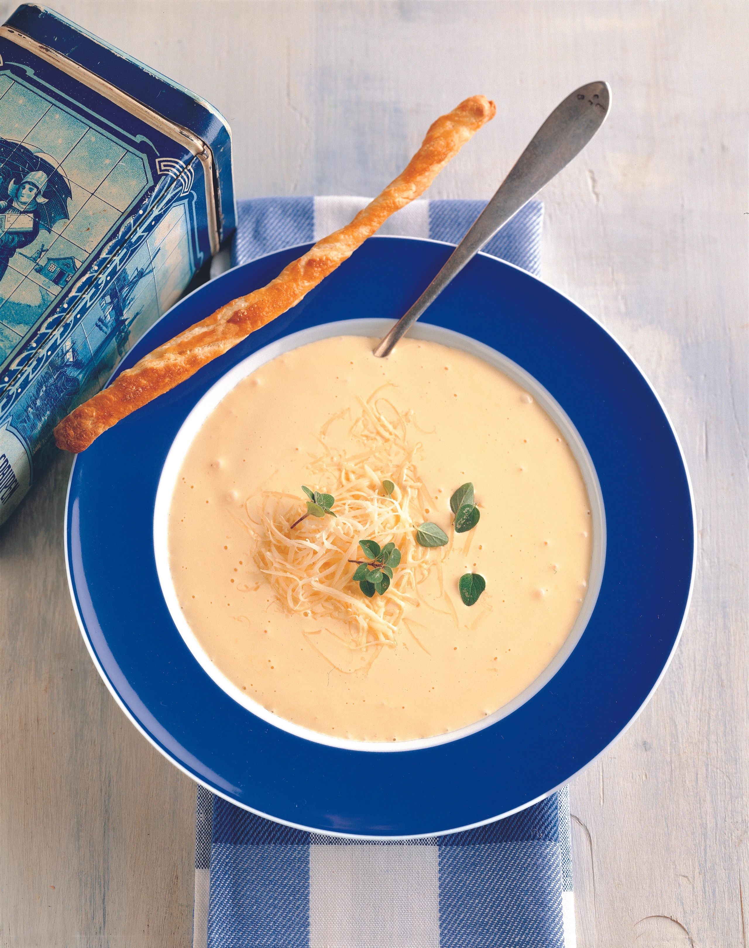 Käsecremesuppe mit Käsestangerl