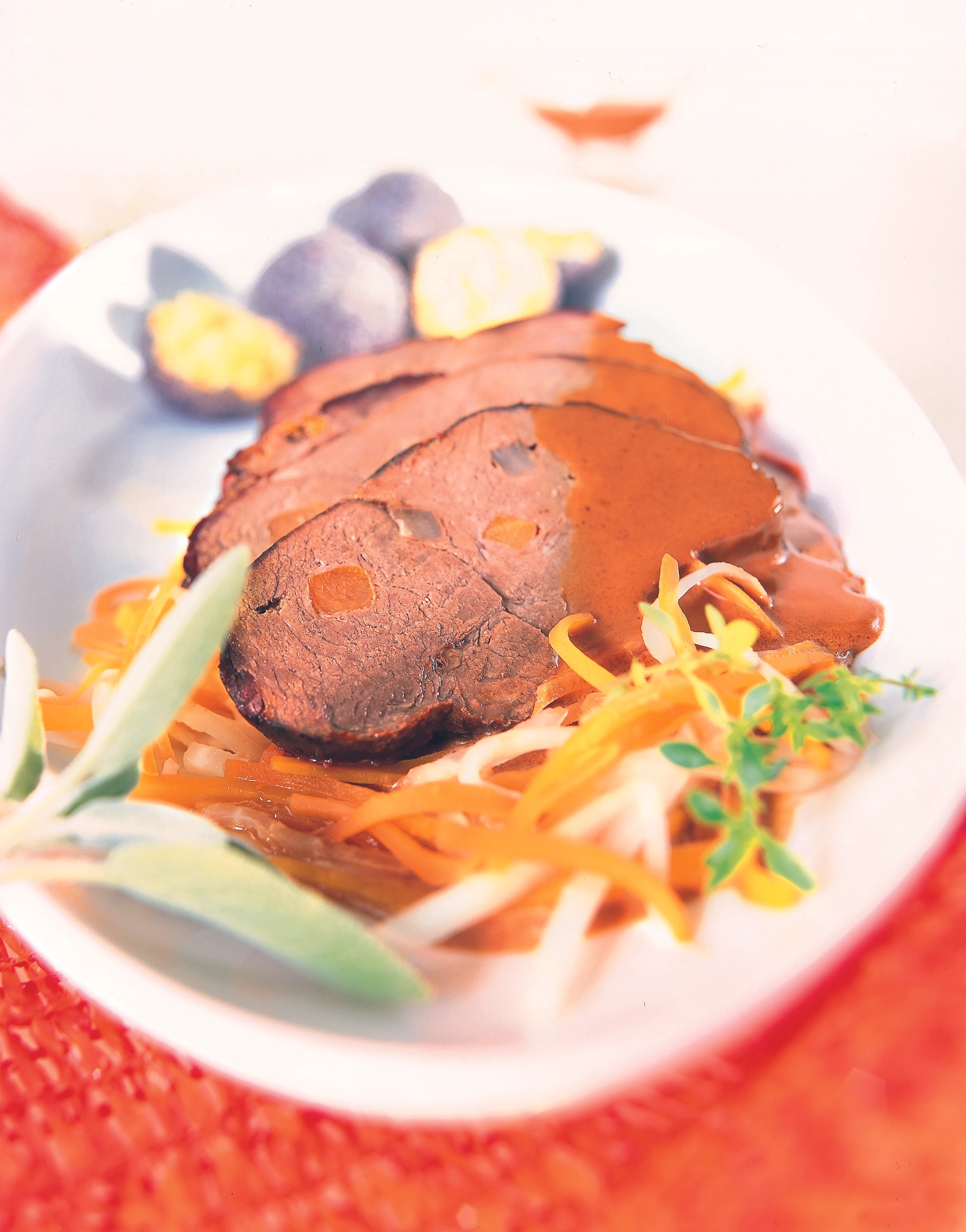 Gespickte Hirschnuss mit Wurzelrahmsauce