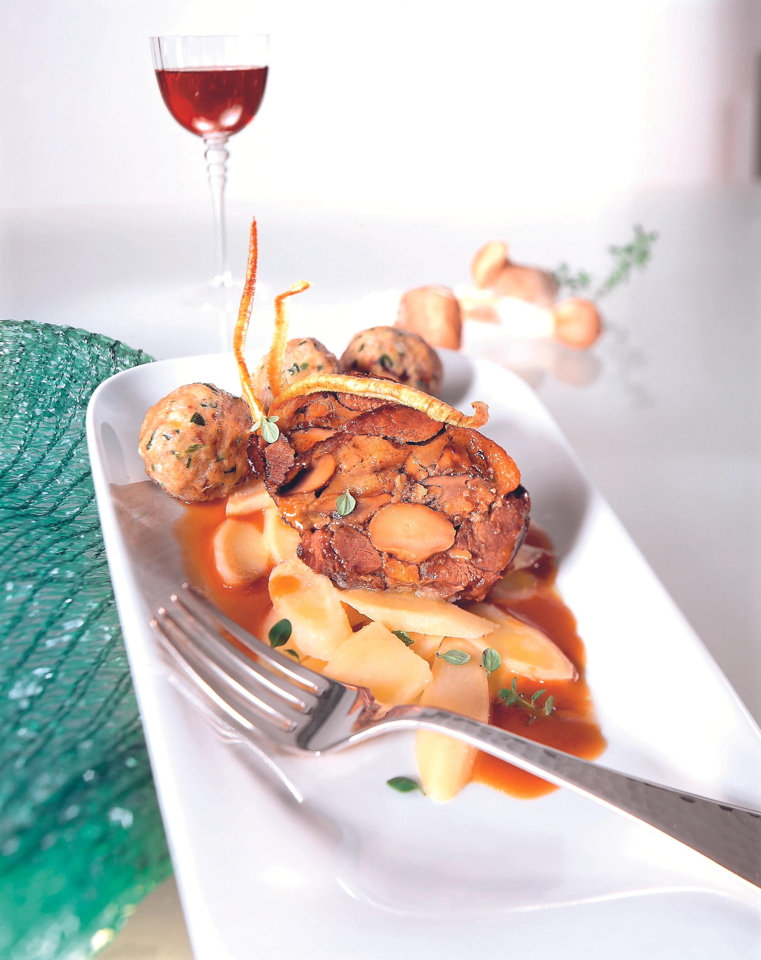 Gefüllte Rehschulter mit Pilzen, Wacholdersauce und Schwarzbrotknödeln