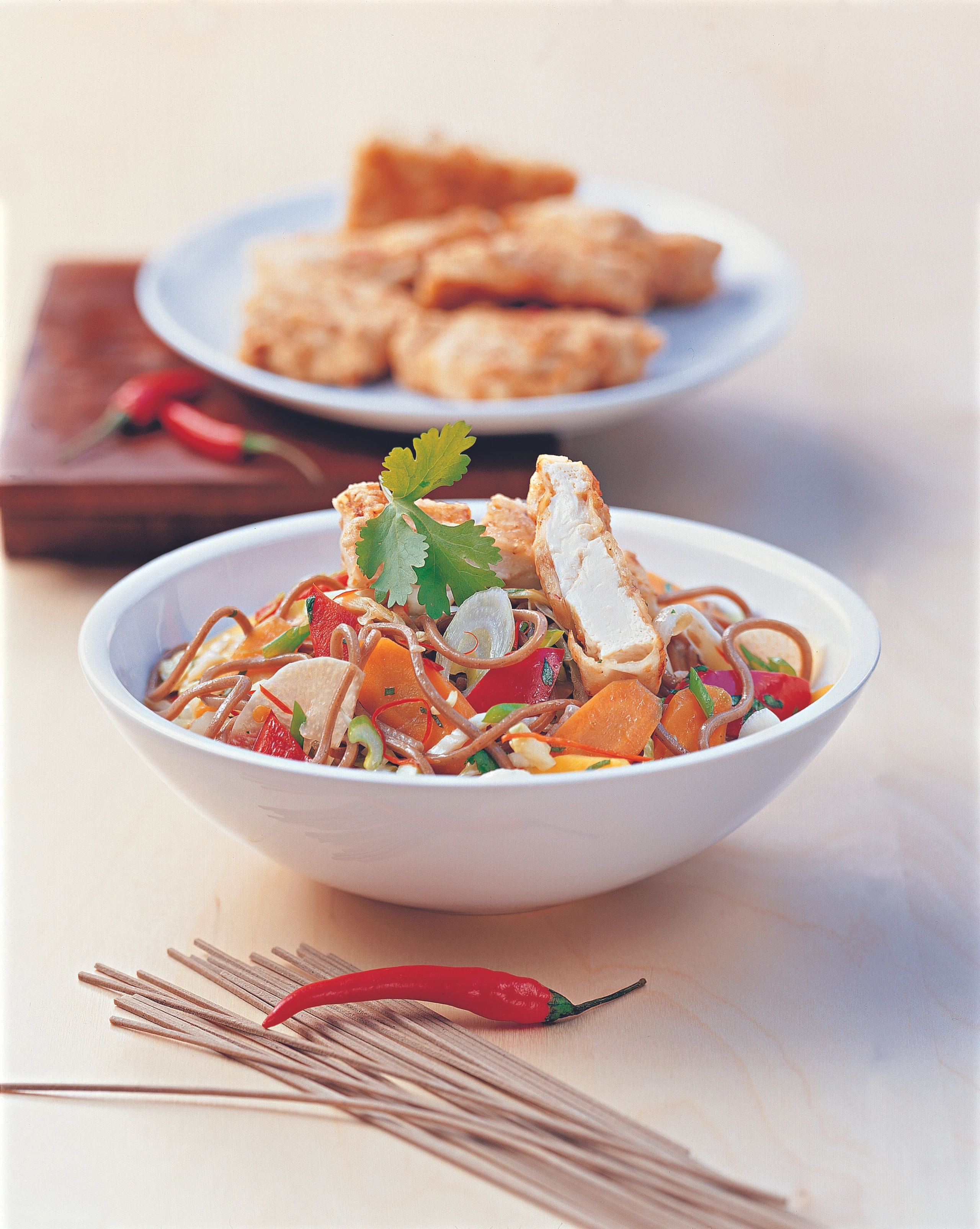 Wokgemüse mit Sobanudeln und gebackenem Tofu