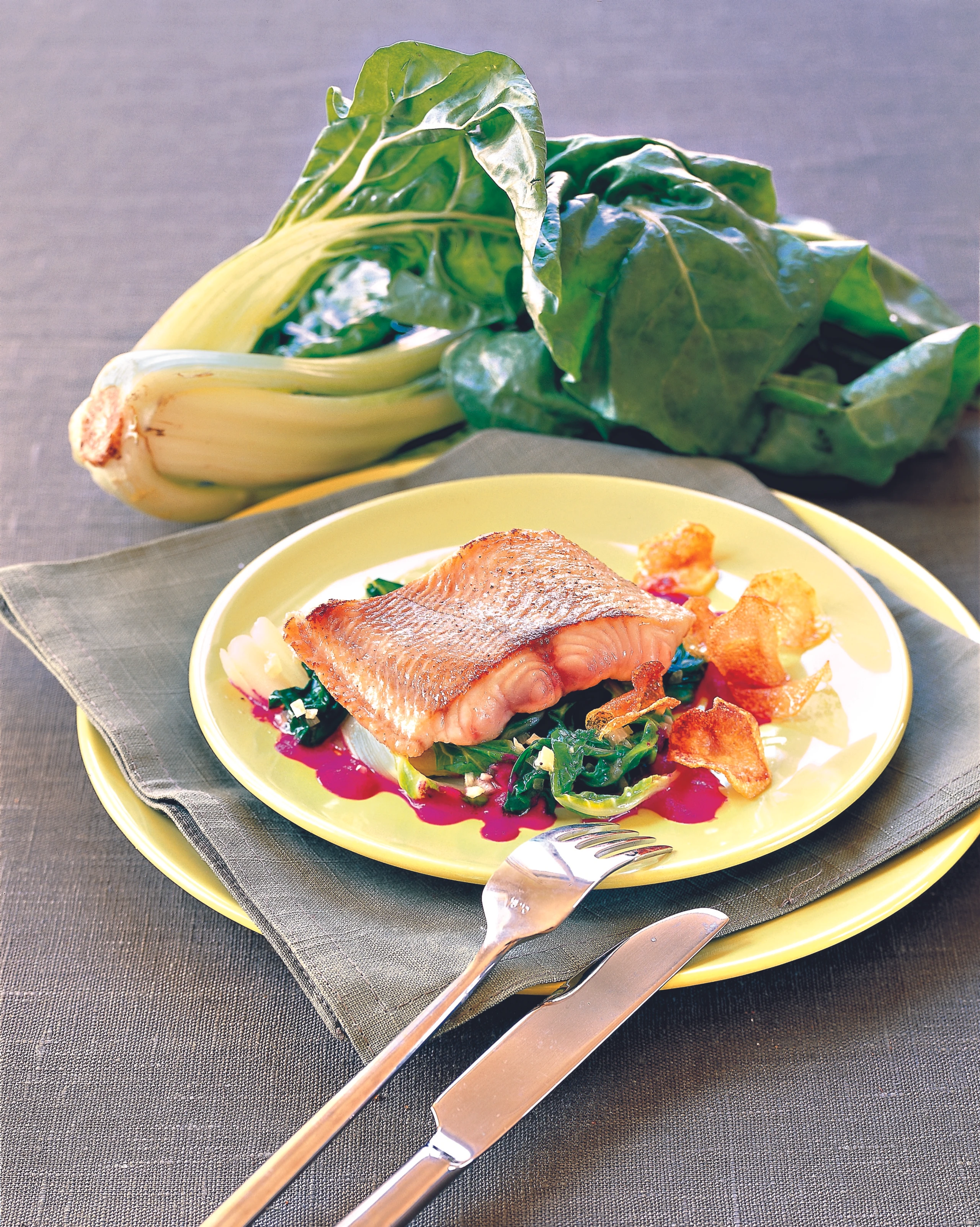 Wels mit Roten Rüben und Mangold