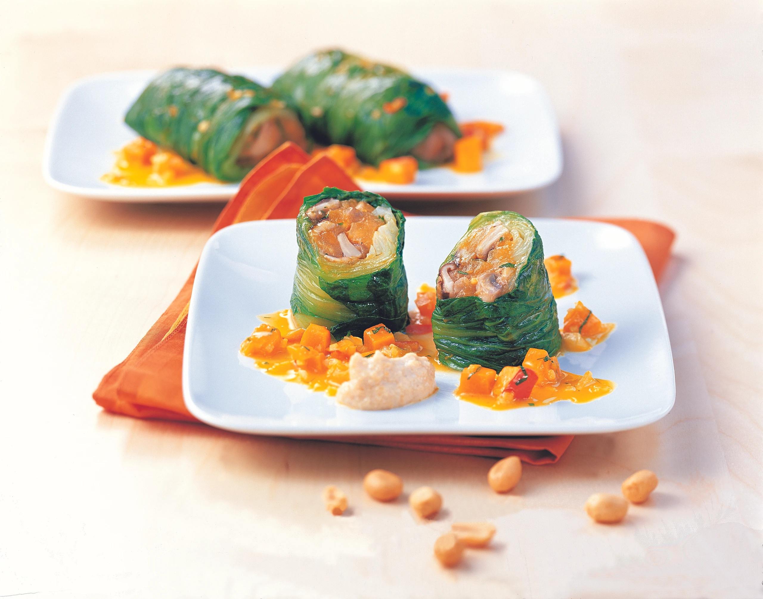 Gefüllter Pak Choi mit Kürbisfond und Erdnusssauce