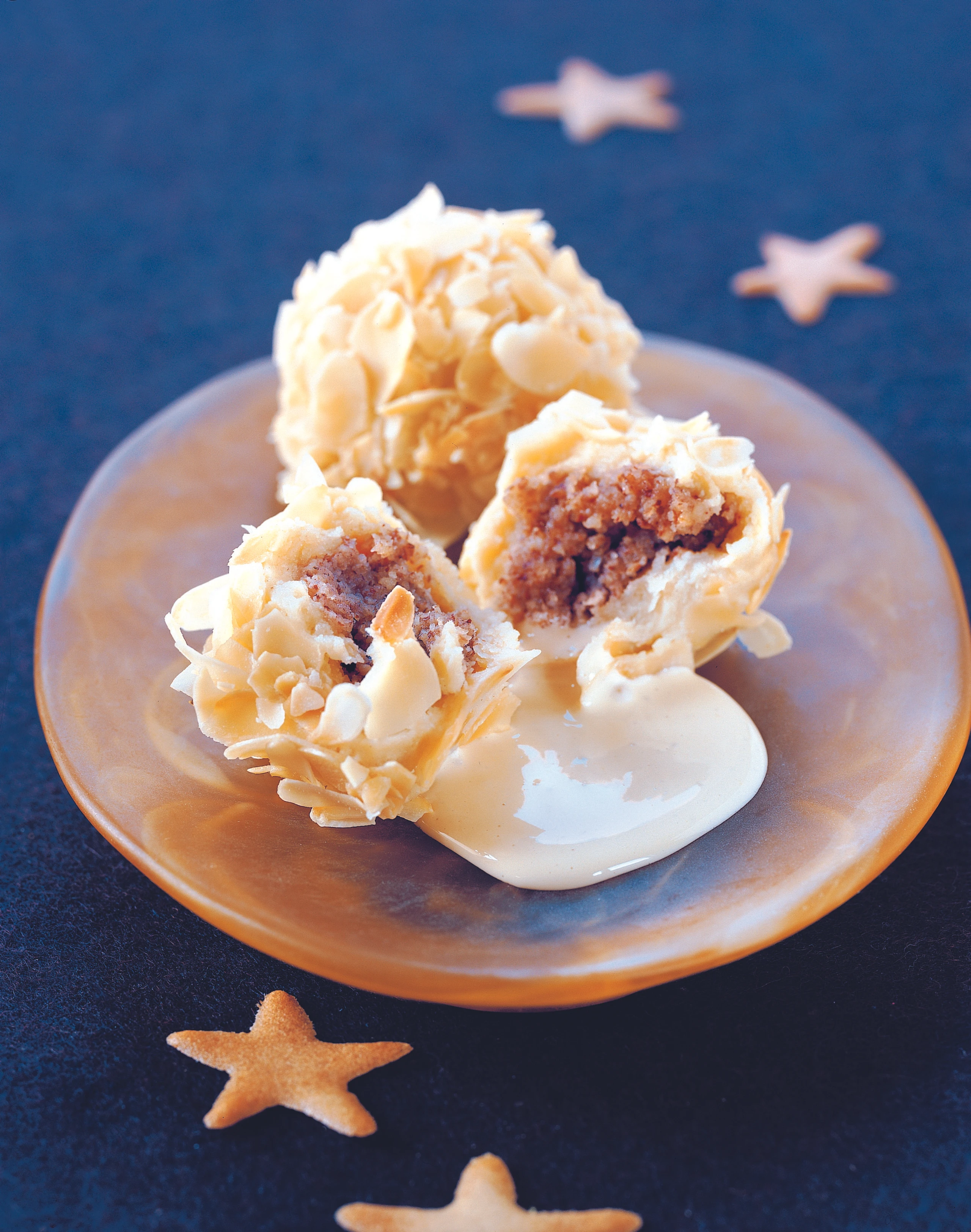 Marzipan-Nussknödel mit Glühweinsabayon