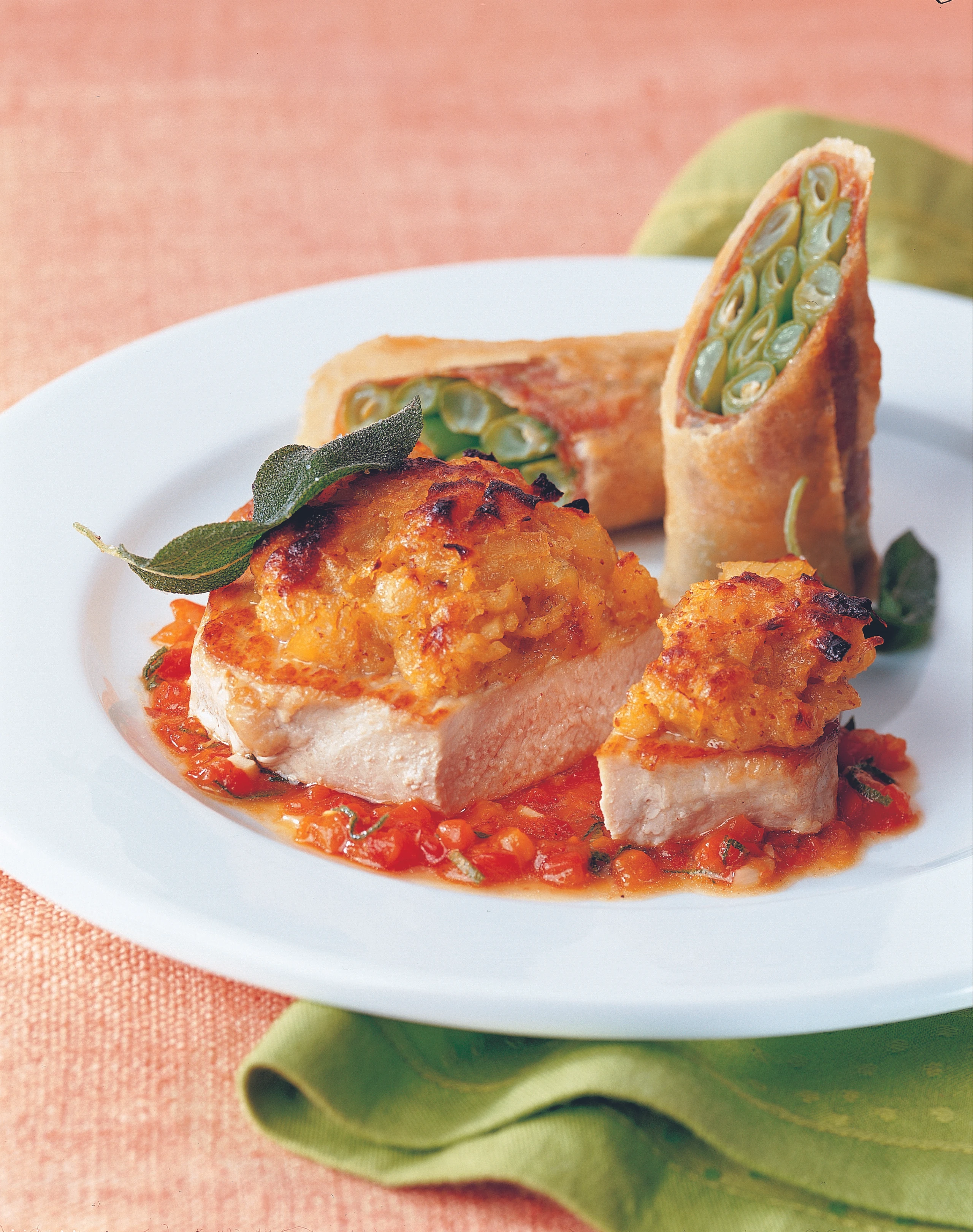 Schweinsrosen-Steak mit Zwiebelkruste und Speckbohnen-Röllchen