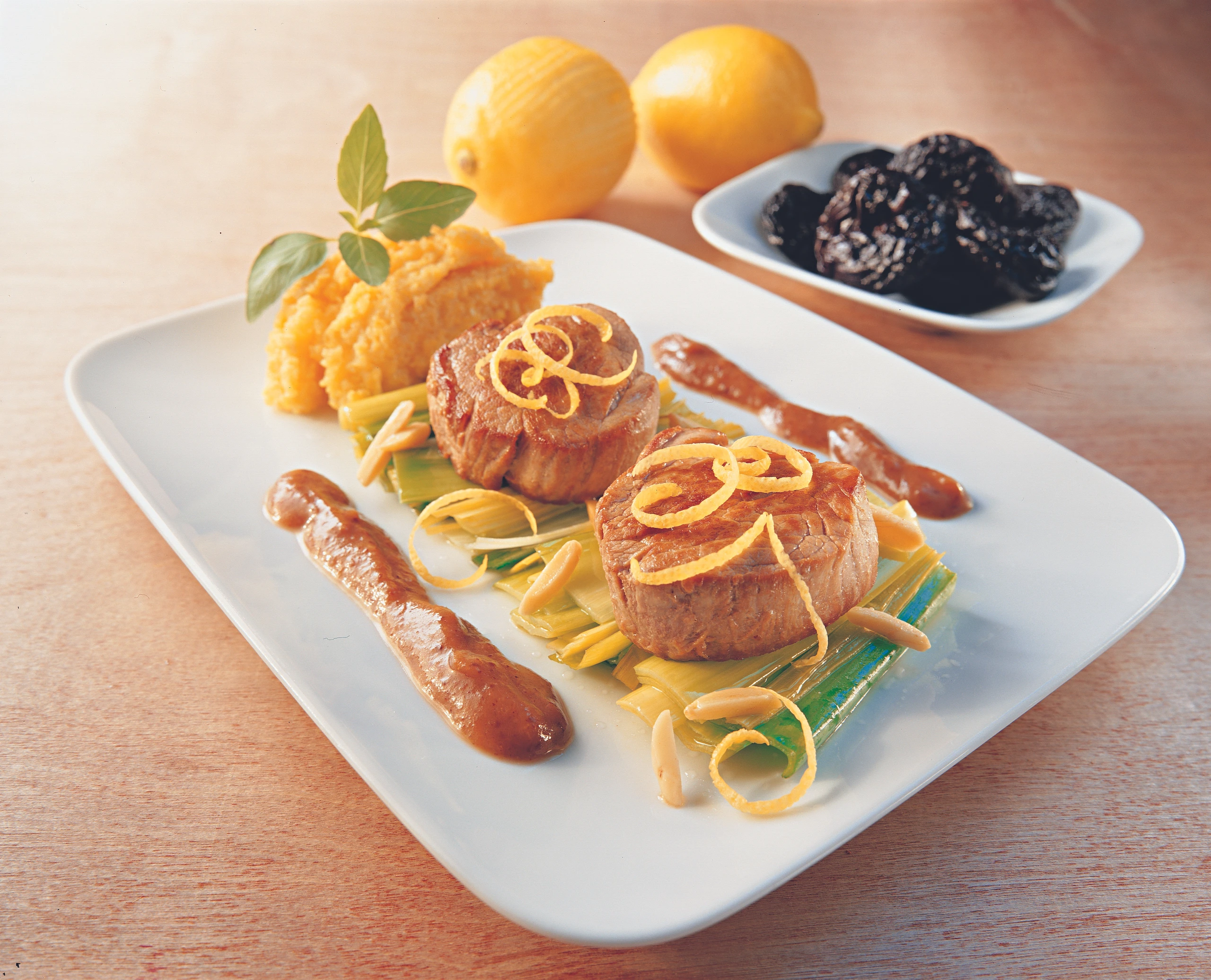 Schweinsmedaillons mit Zwetschkensauce und Polenta