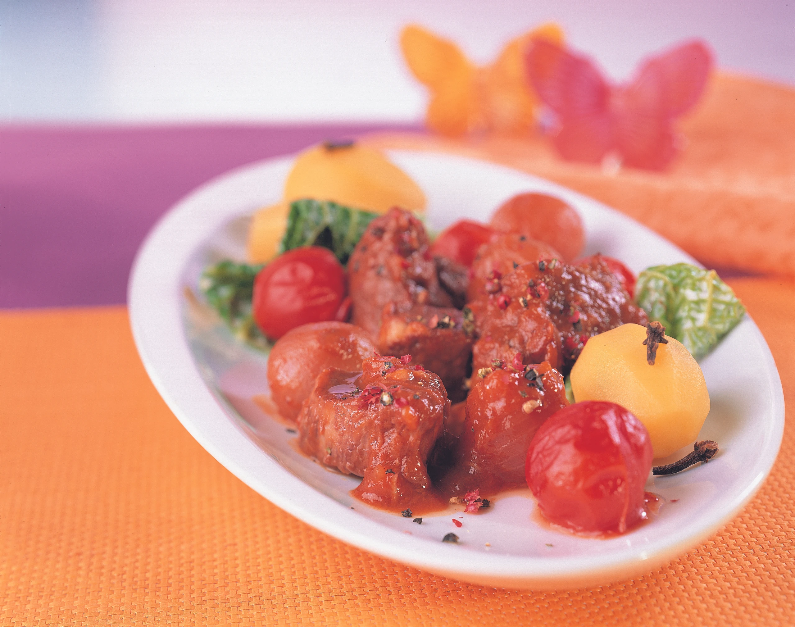 Schweinsragout mit glaciertem Kohl und Nelken-Erdäpfeln