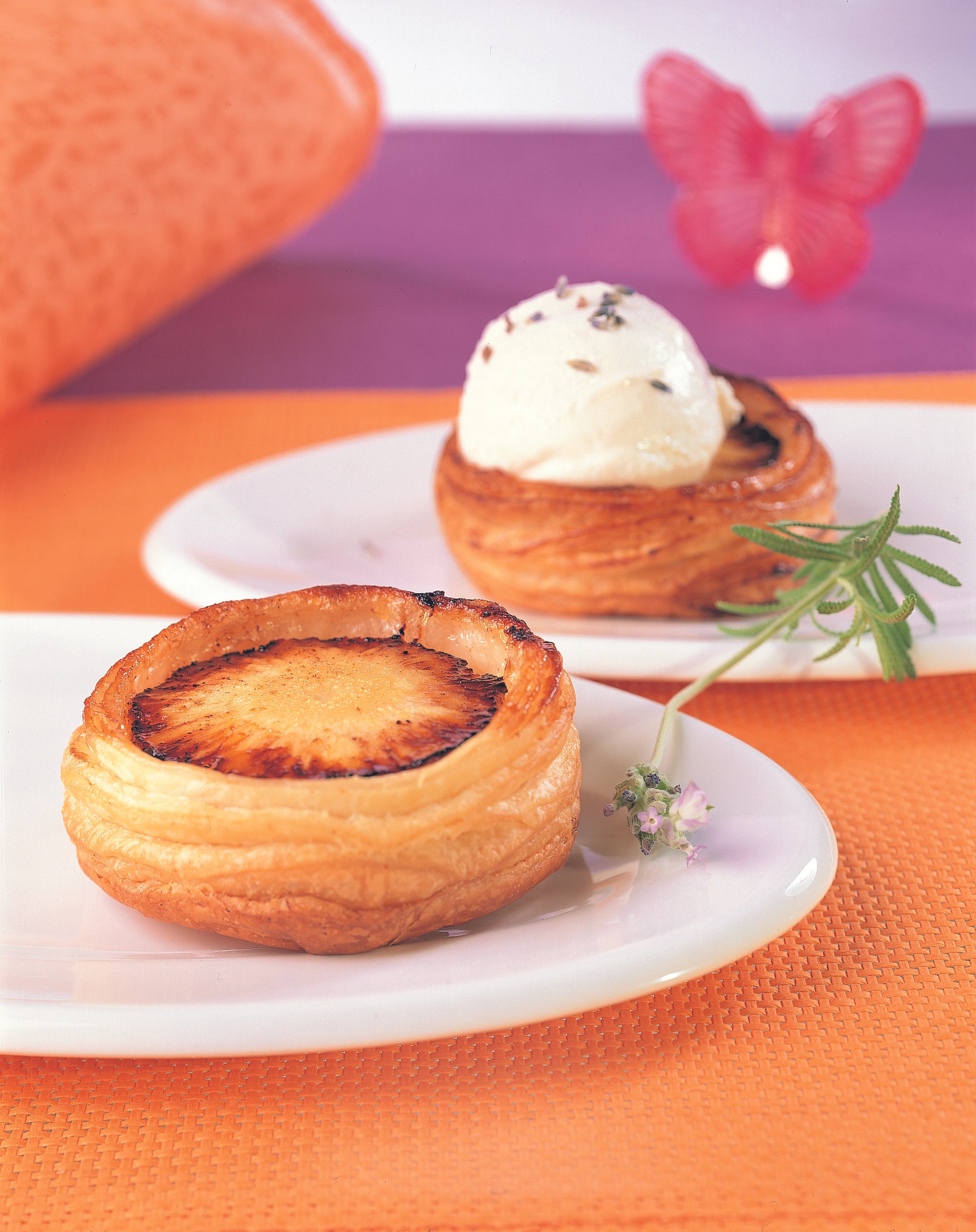 Ananas-Tartes im Tatin-Stil mit Lavendelmousse