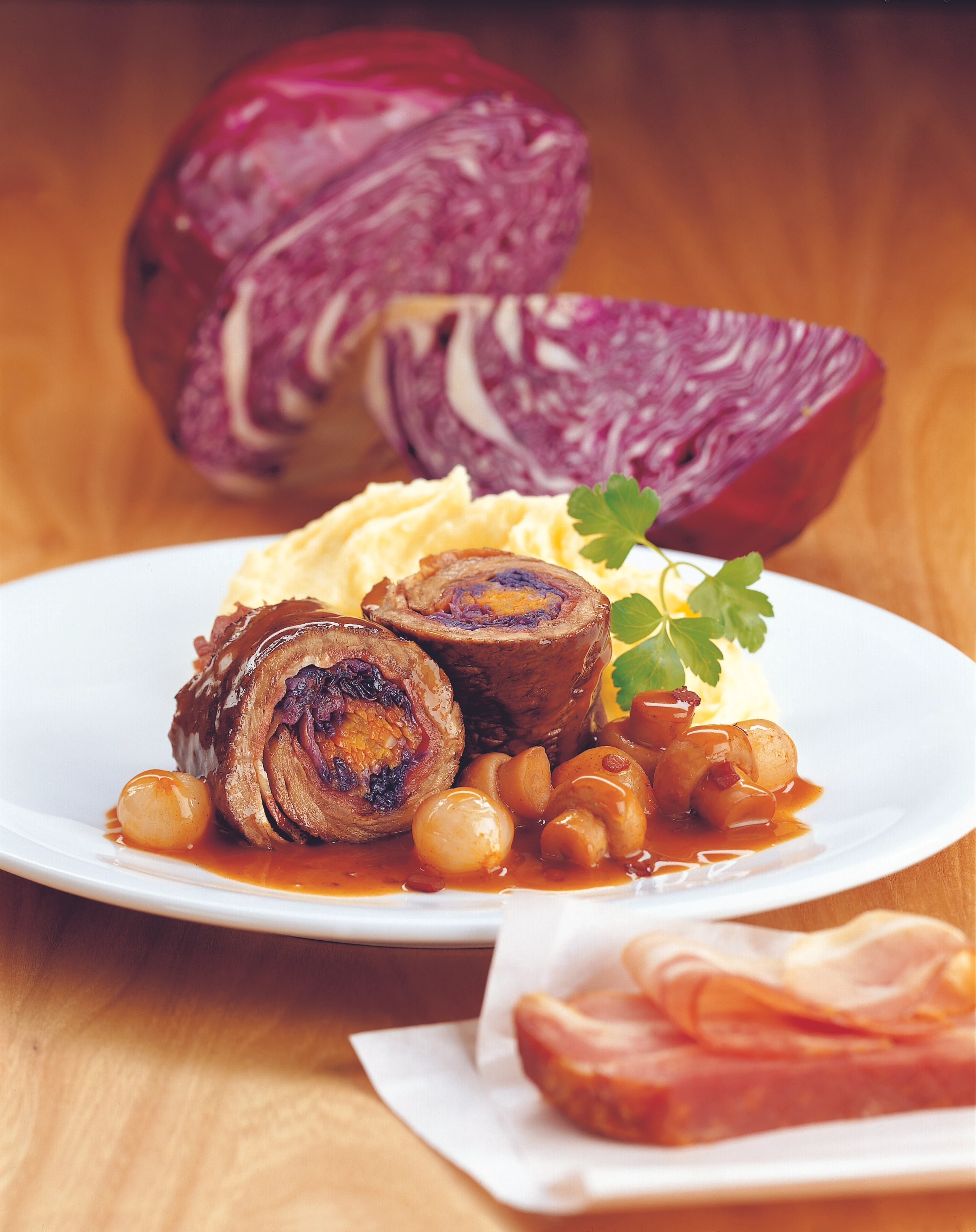 Rindsroulade mit Rotkrautfülle und Gemüsepüree