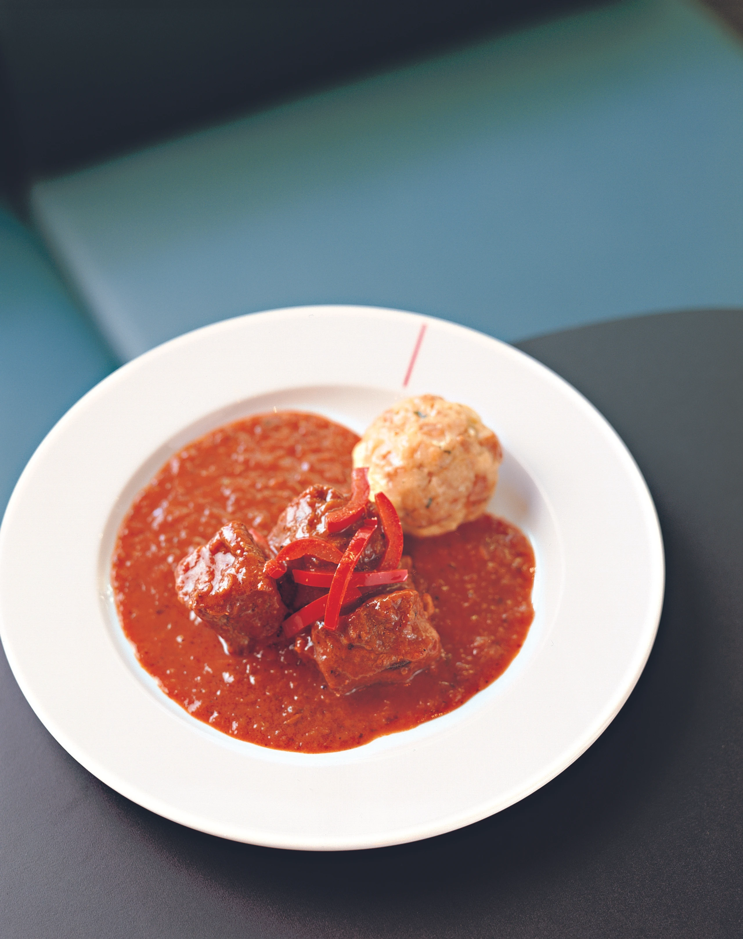 Rindsgulasch mit Semmelknödeln und selbstgemachtem Paprikamark