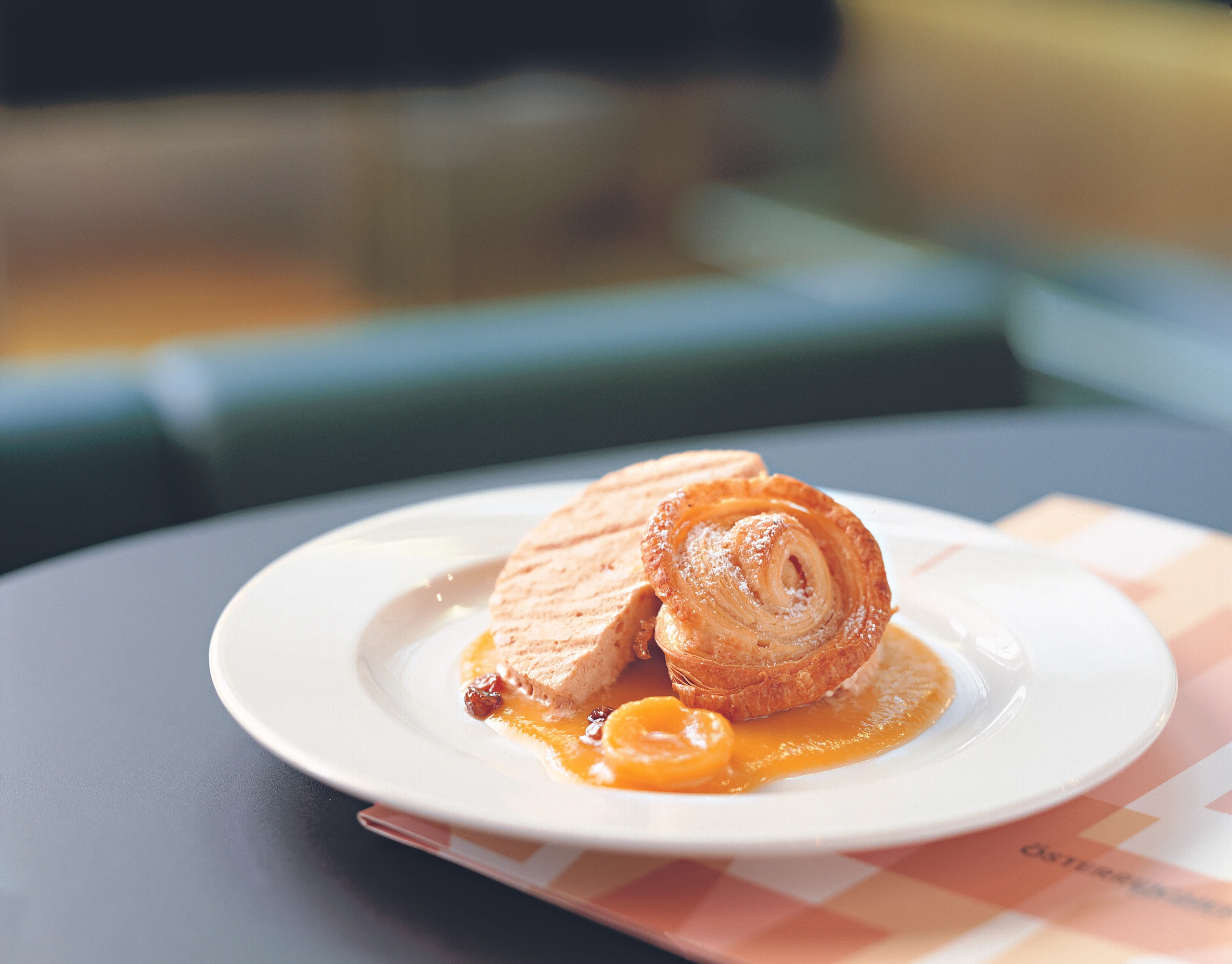 Geeiste Zimtschnecke mit eingelegten Marillen