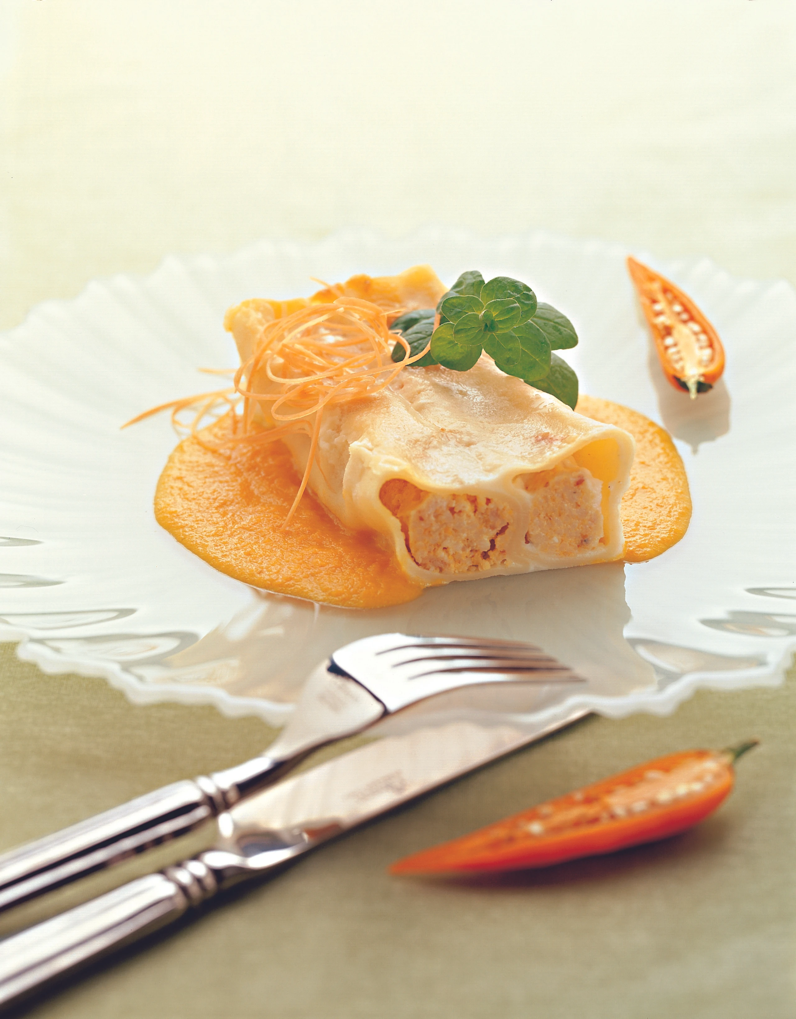 Couscous-Cannelloni mit Huhn, Chili und Karotten-Orangen-Sauce