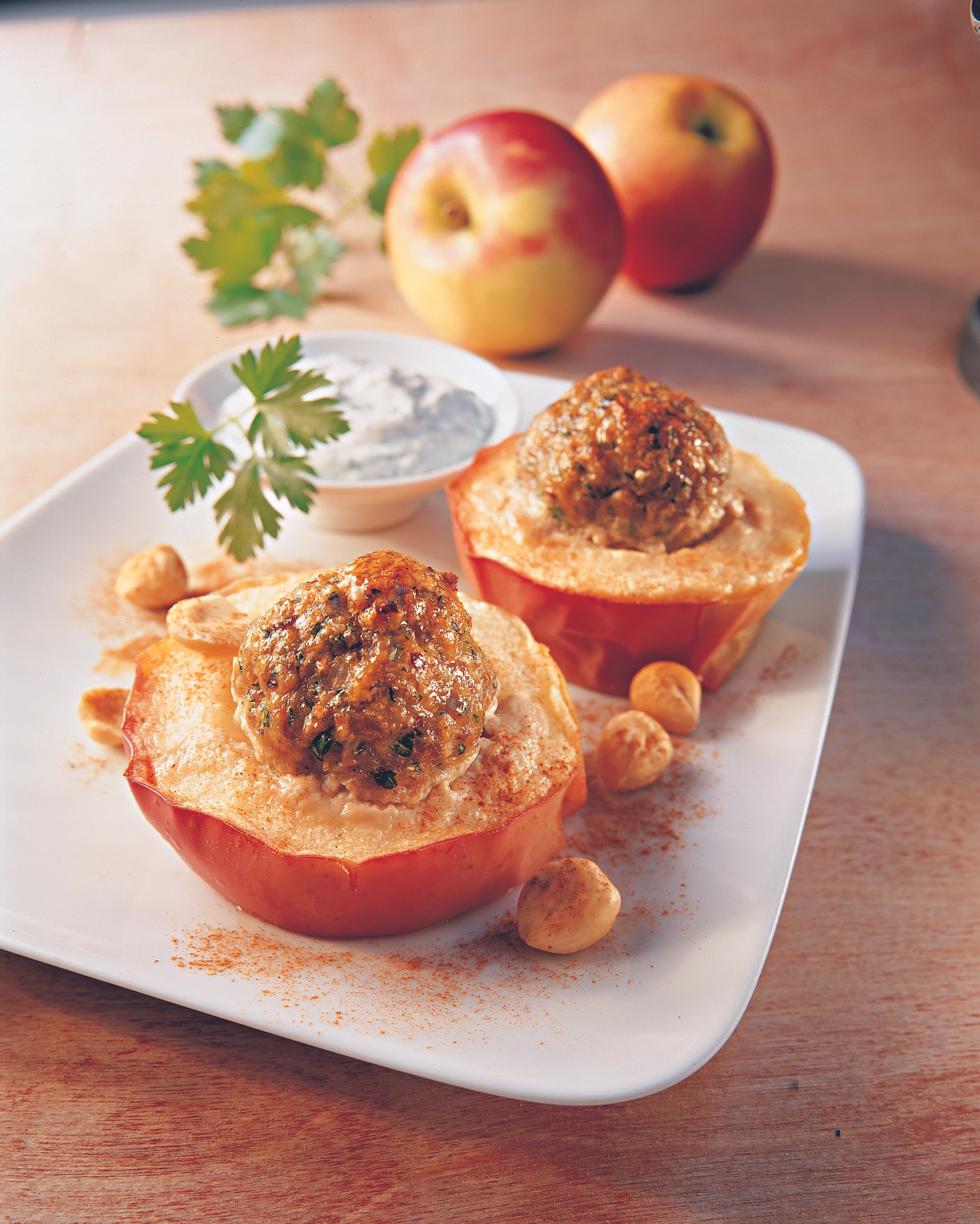Bratapfel mit Faschiertem und Joghurt-Dip