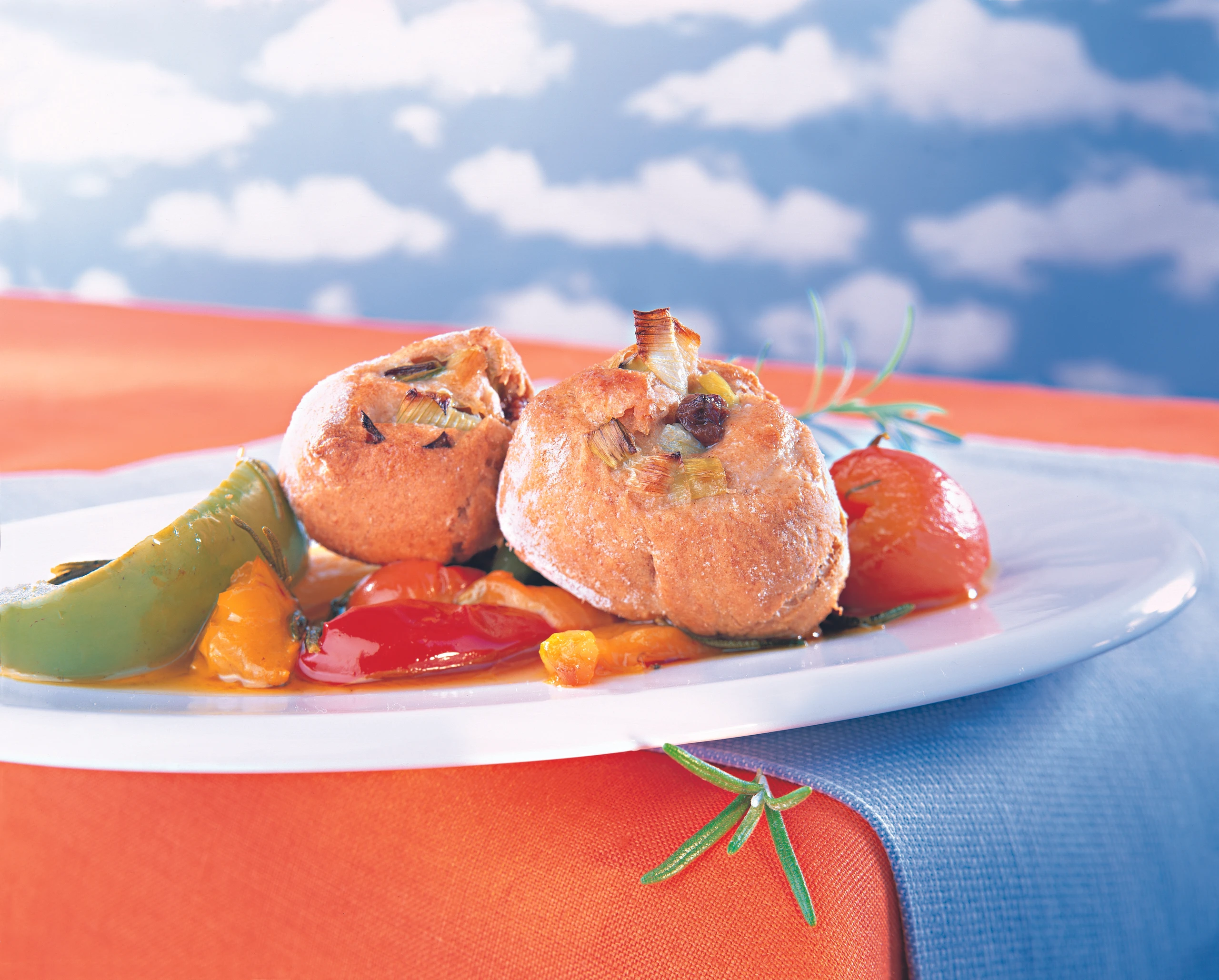 Jungzwiebel-Dinkelschnecken auf Paprikagemüse