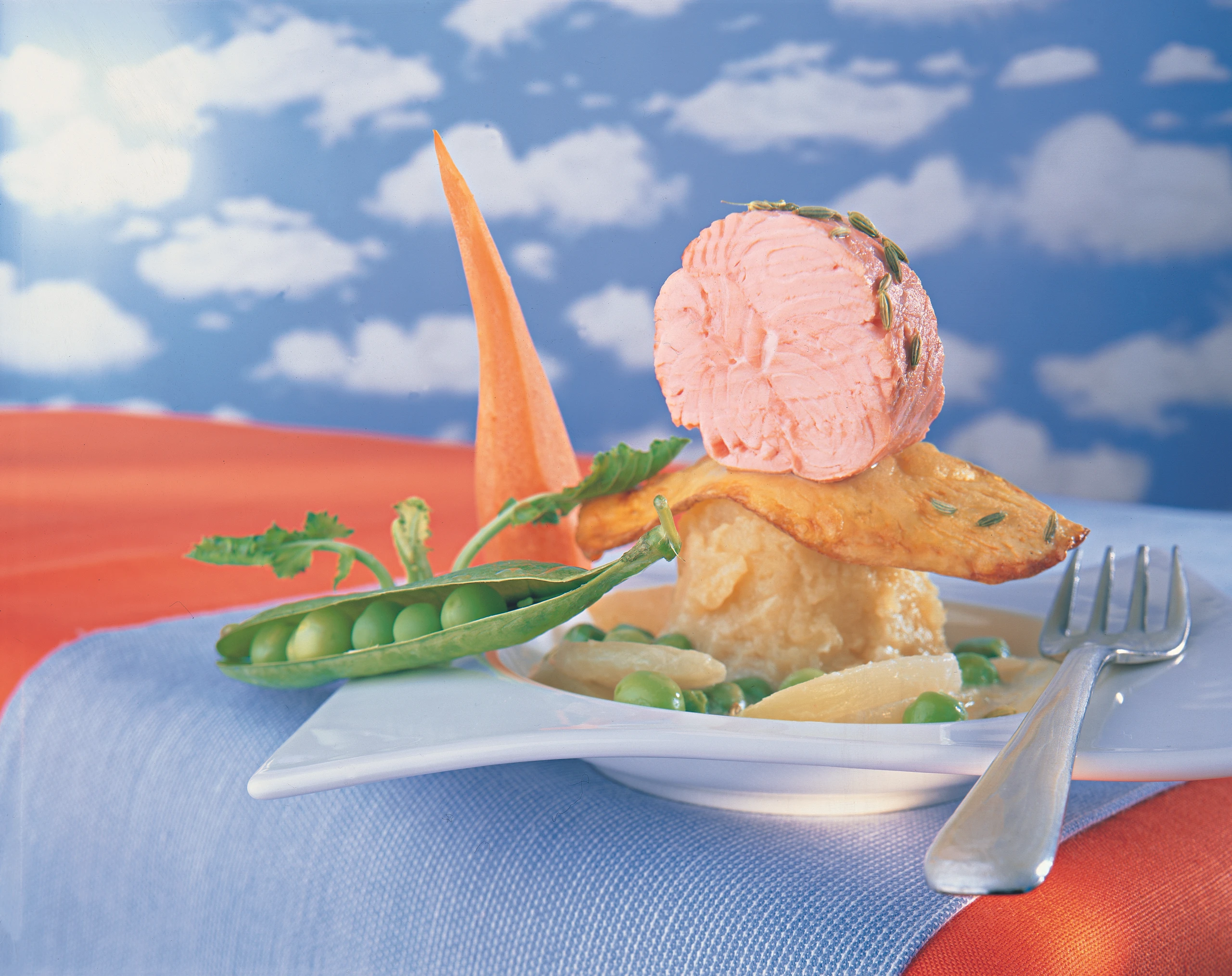 Lachsrolle mit Anis auf Kohlrabi-Erbsengemüse