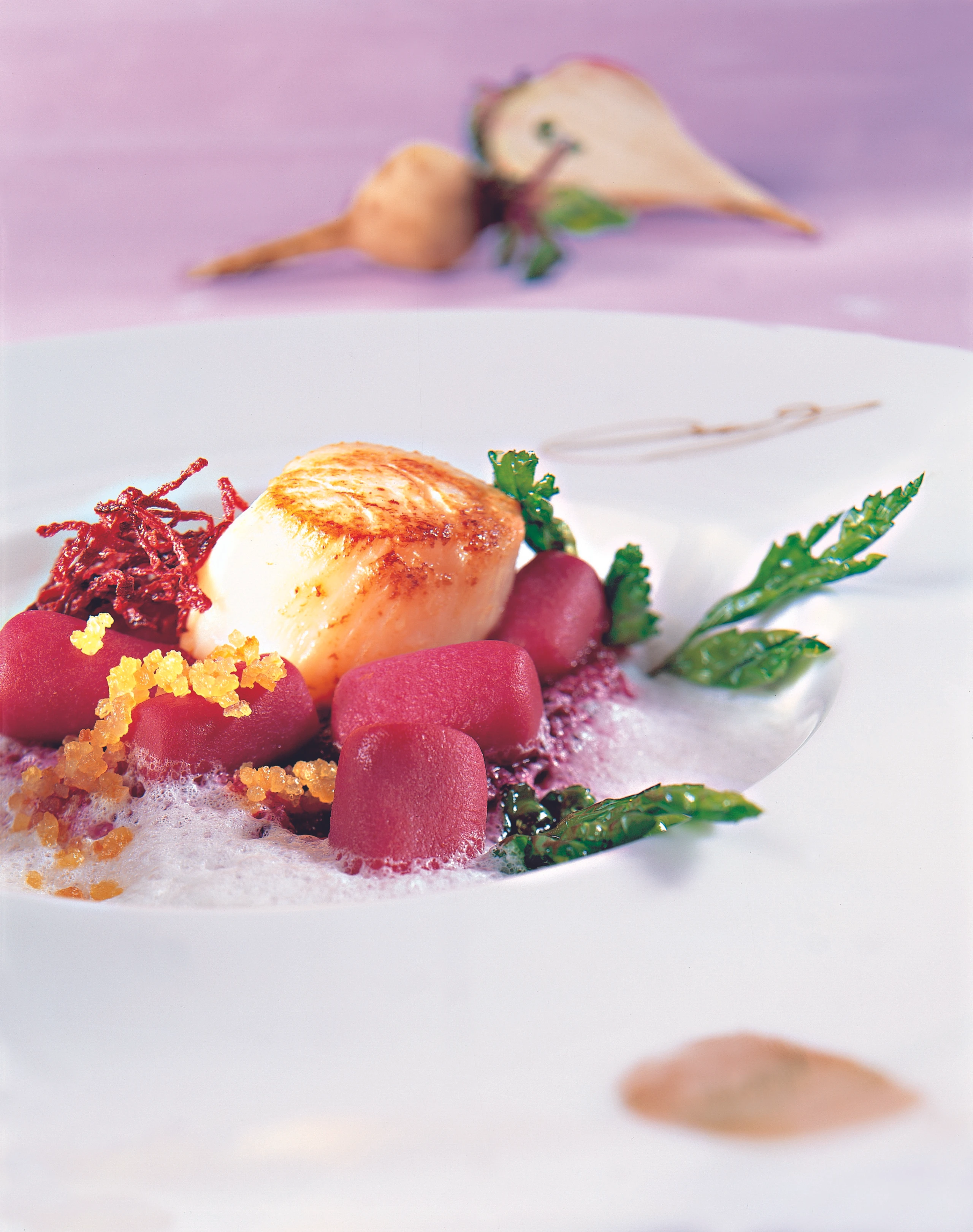 Rote Gnocchi mit Jakobsmuscheln und Krenschaum