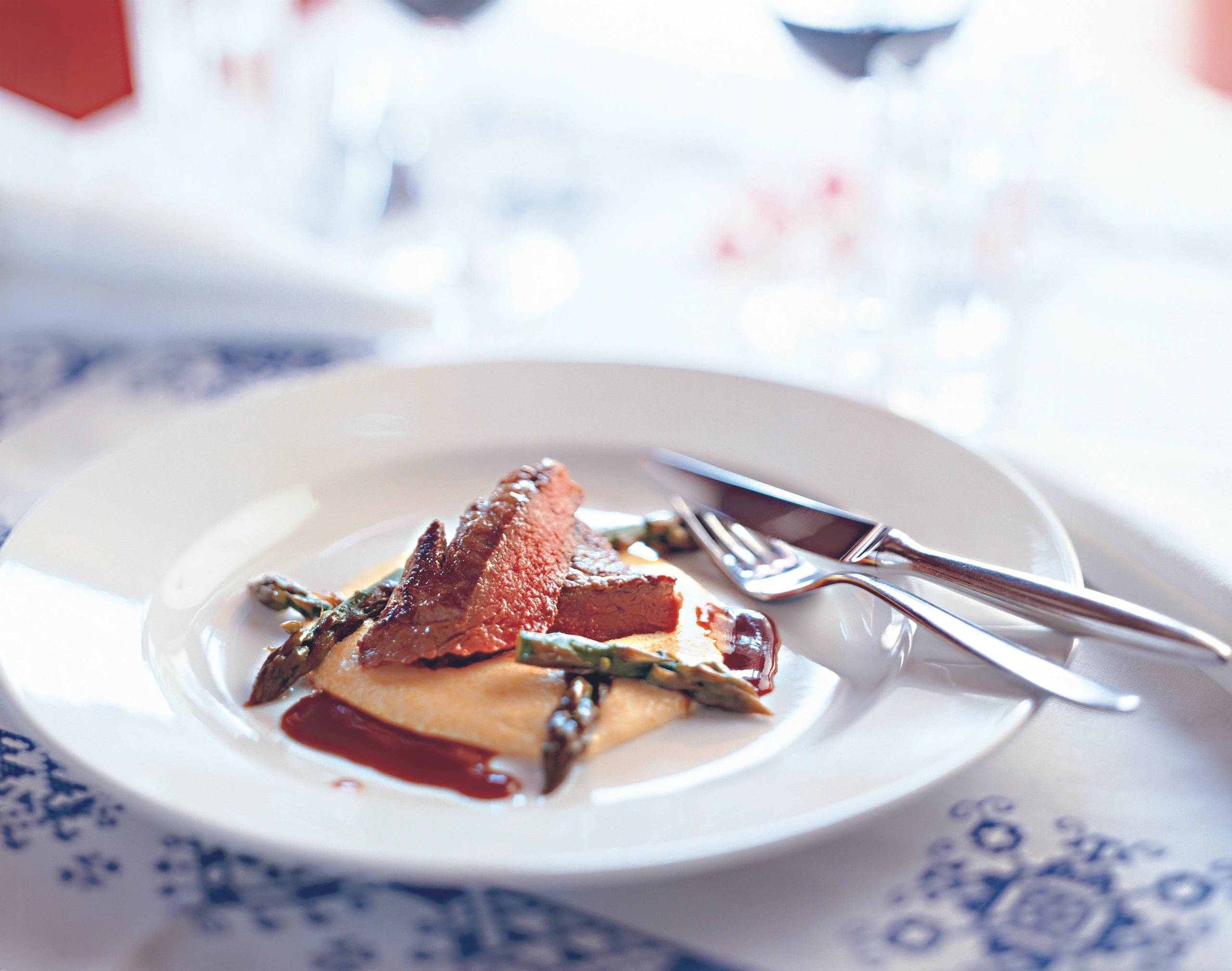 Kurzgebratenes vom Kärntner Hochlandrind mit Spargel und cremiger Polenta