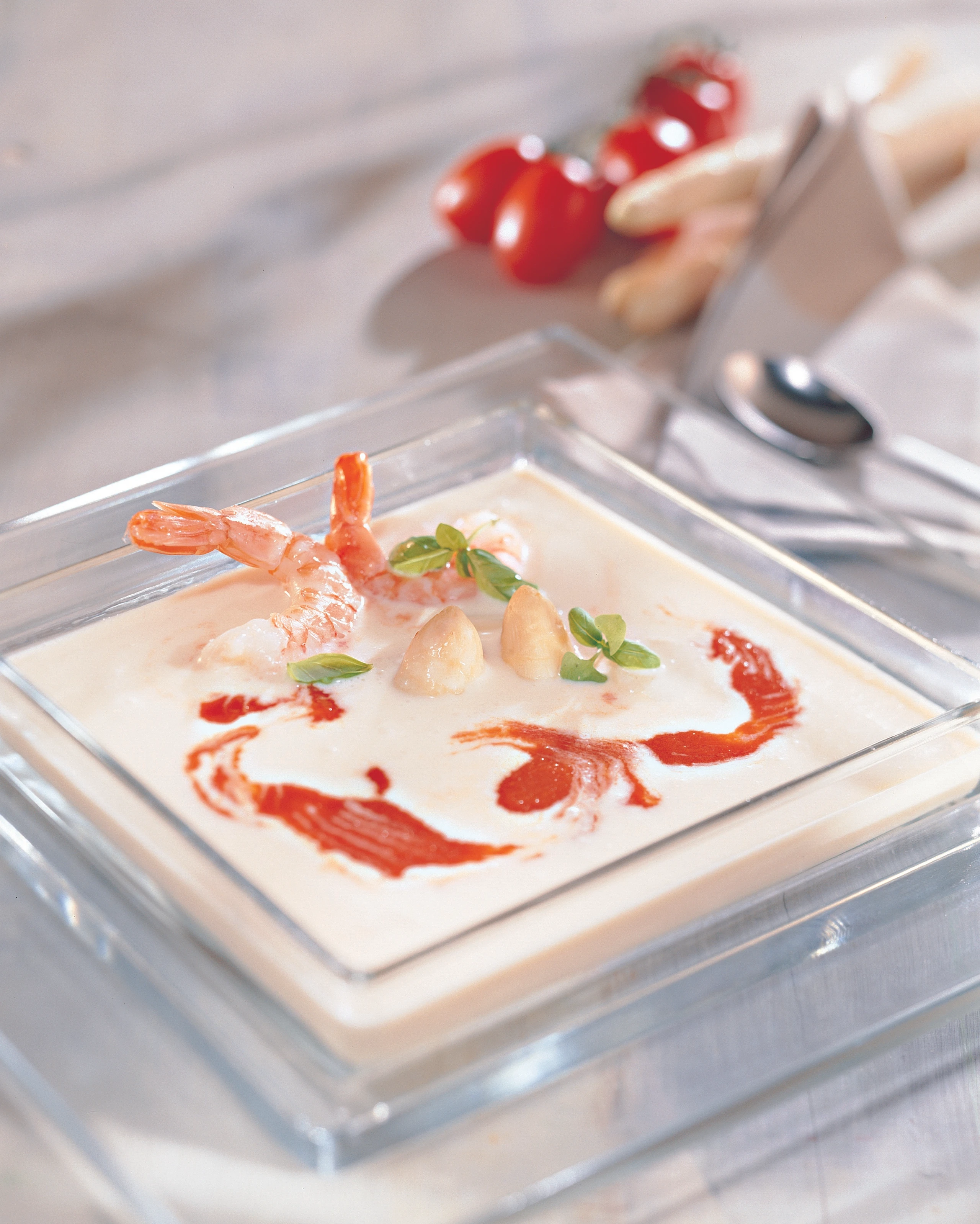 Geeiste Spargelsuppe mit Paradeisschaum und Garnelen