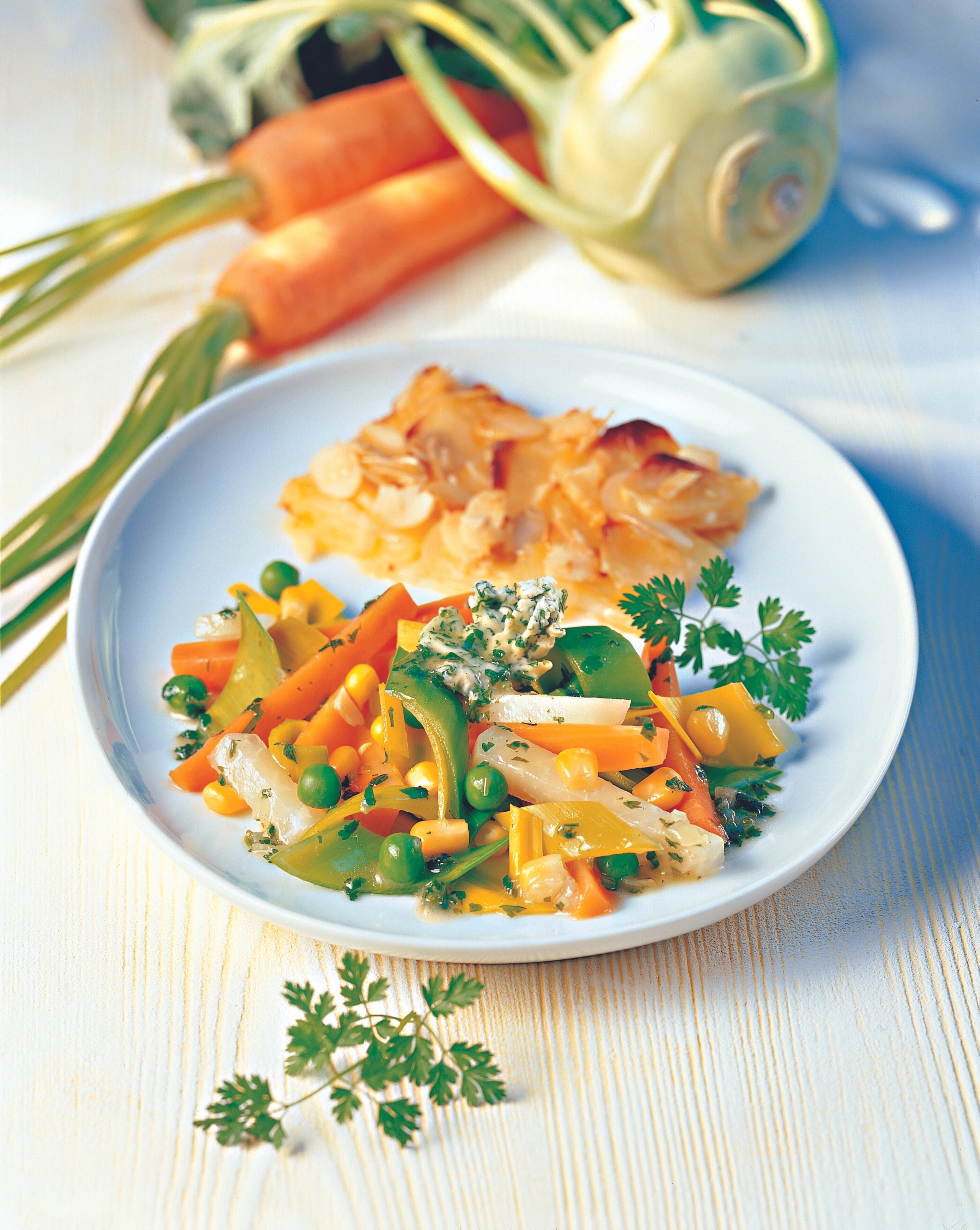 Buntes Gemüse mit Kerbelbutter und Erdäpfelgratin