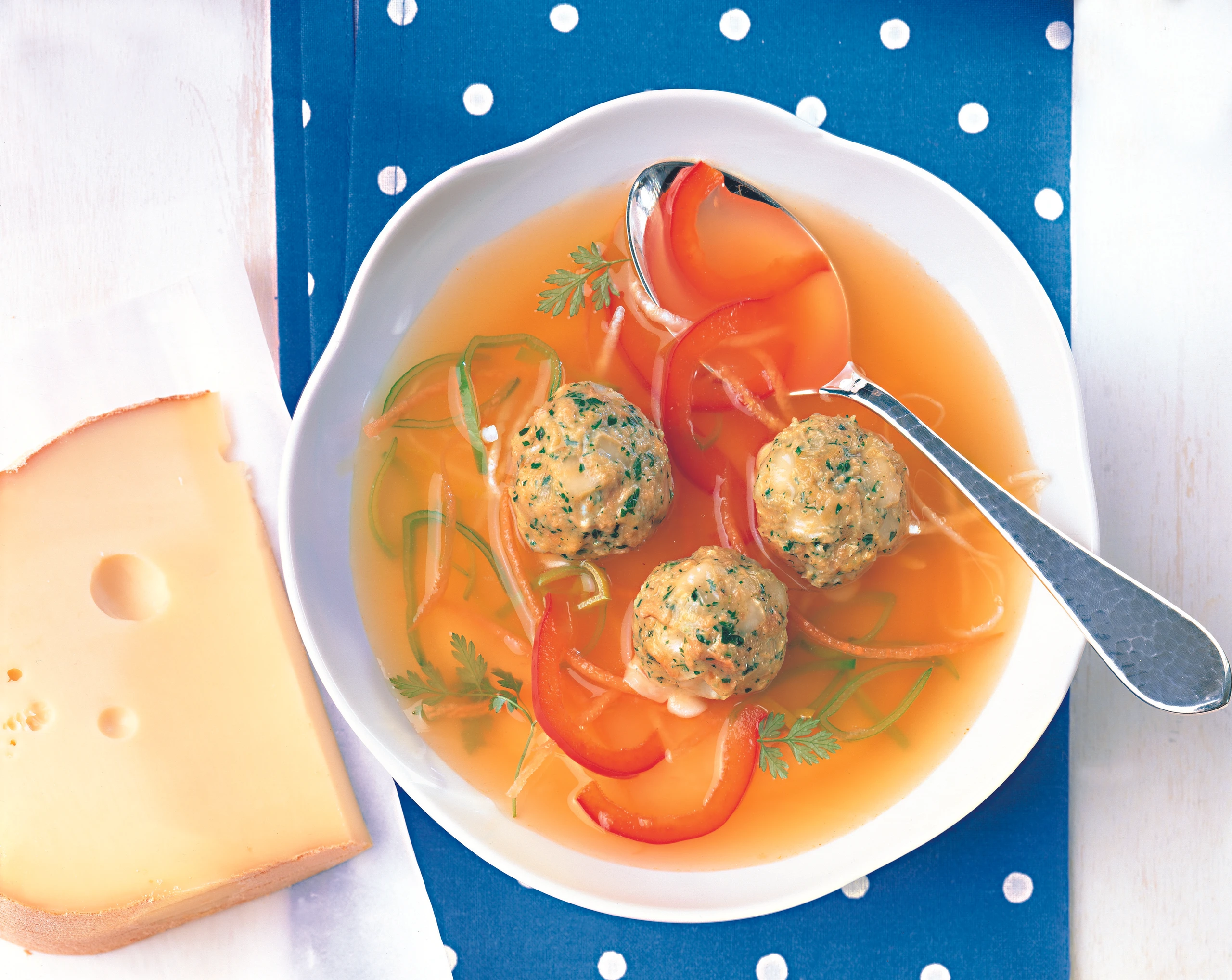 Gemüsebouillon mit Käse-Kräuter-Knödel