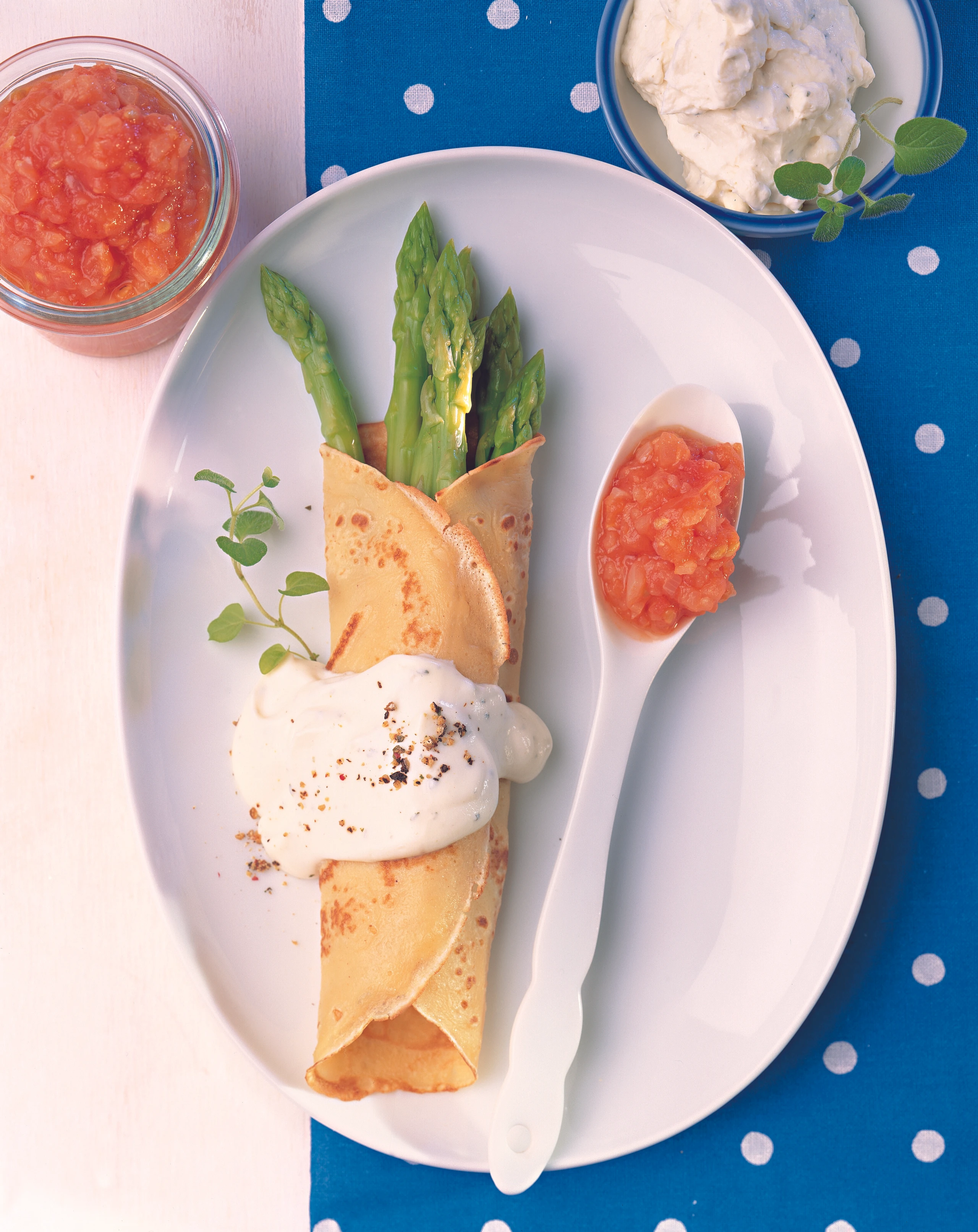 Spargel-Crêpes mit Paradeisconfit und Frischkäse-Schaum